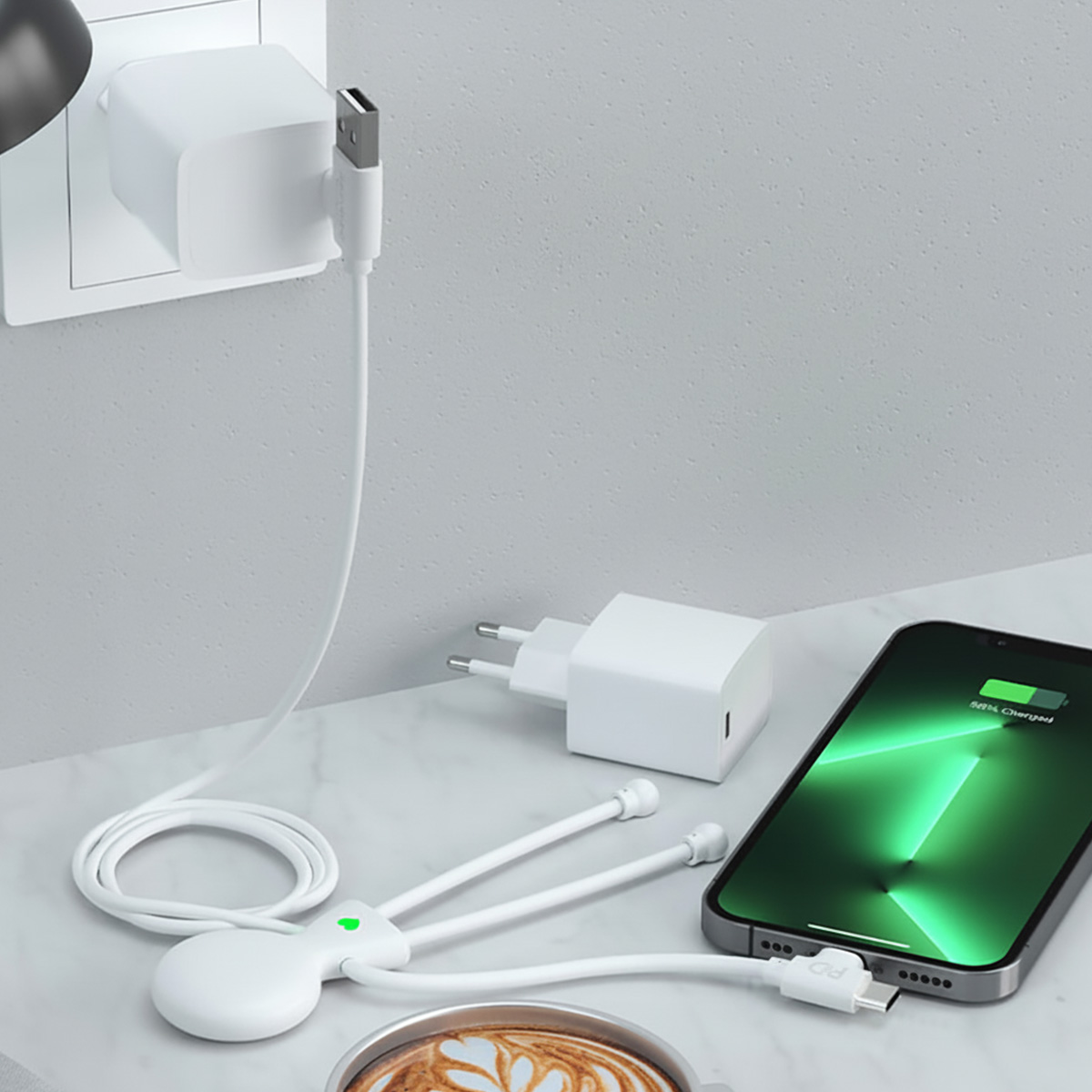 Un caricatore bianco è collegato alla parete, caricando un telefono e un caffè.