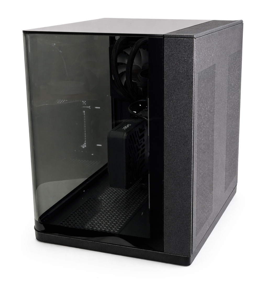 Ciemna obudowa komputera z szklanym frontem i wentylatorami.