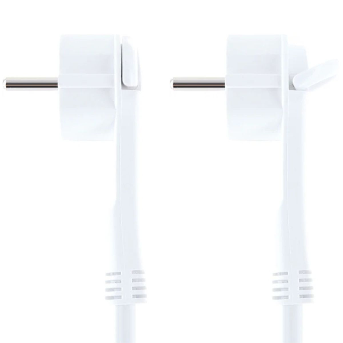 Zwei weiße Stecker mit Metallstiften, auf weißem Hintergrund.