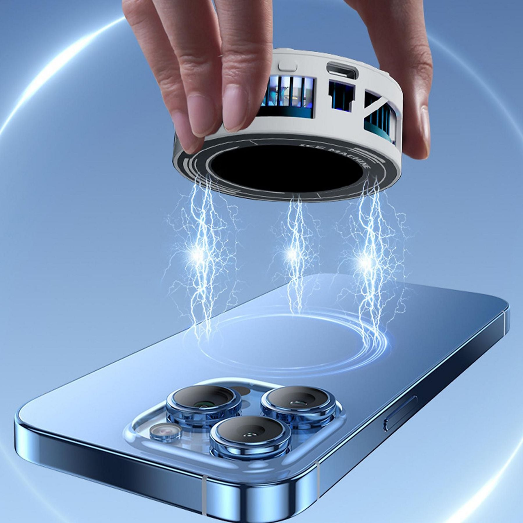 Ein Handy-Kühler wird über ein blaues Smartphone gehalten, Blitze erscheinen.