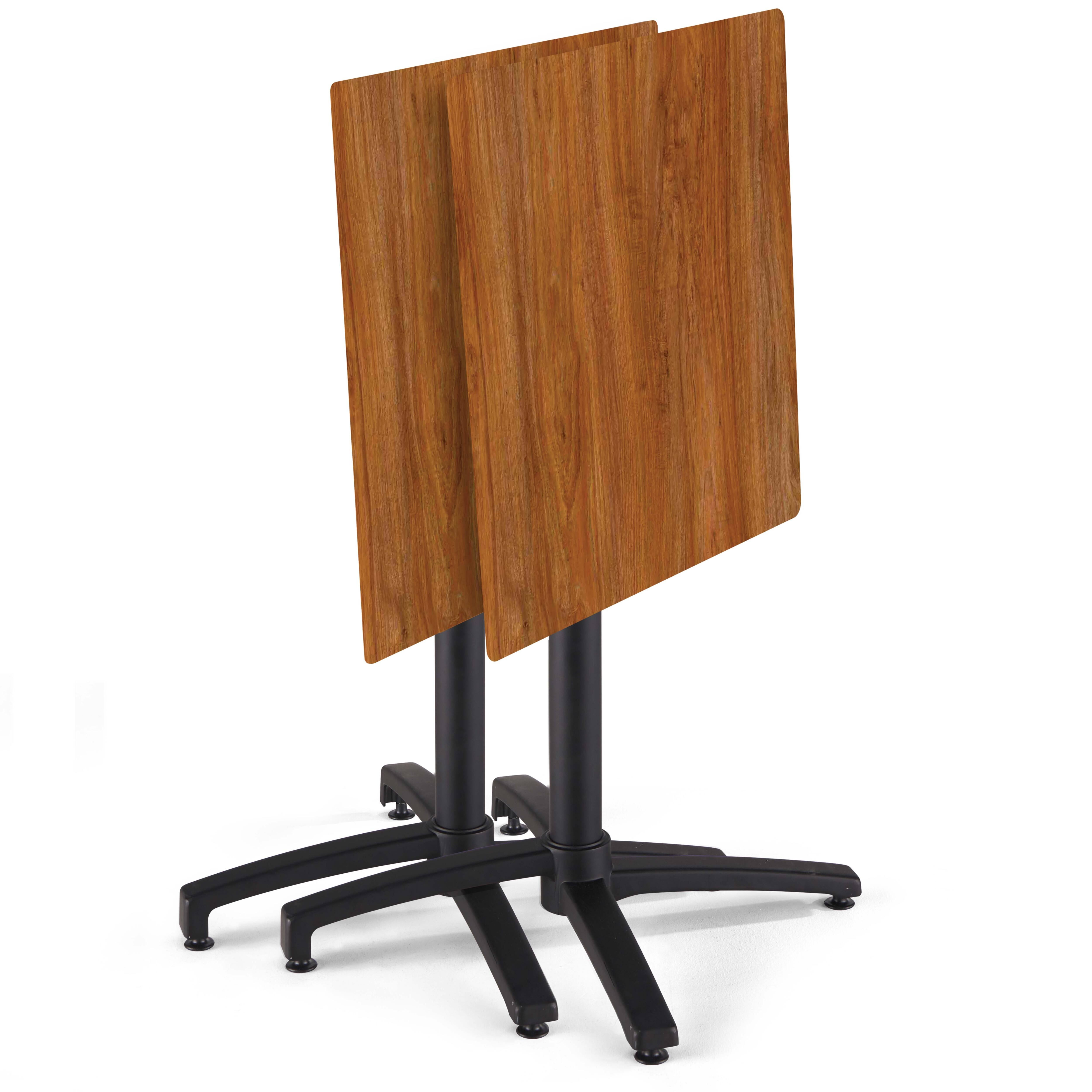 Zwei braune Holztische mit schwarzen Untergestellen stehen nebeneinander.