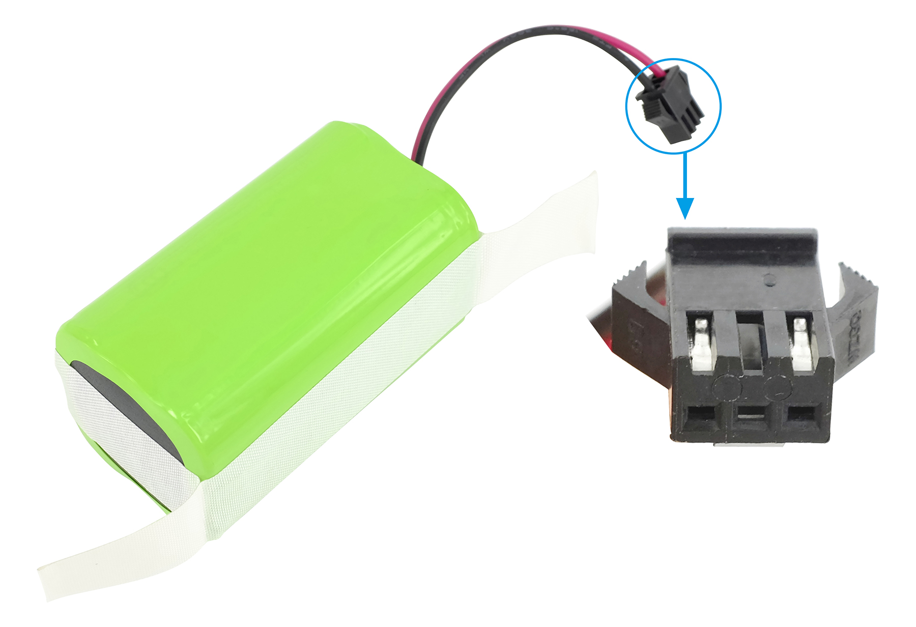 Ein grüner Akku mit weißen Klebestreifen und Kabeln, daneben ein schwarzer Stecker.