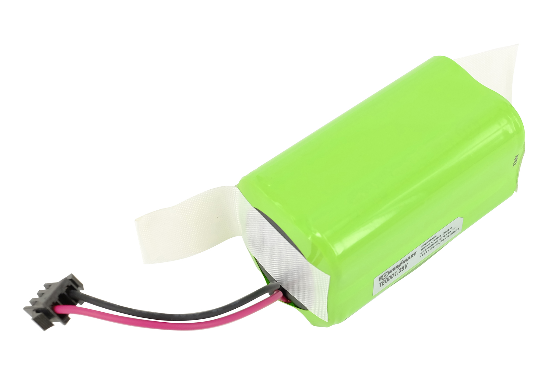 Grüne Batterie mit Kabeln und weißem Klebeband, auf weißem Hintergrund.