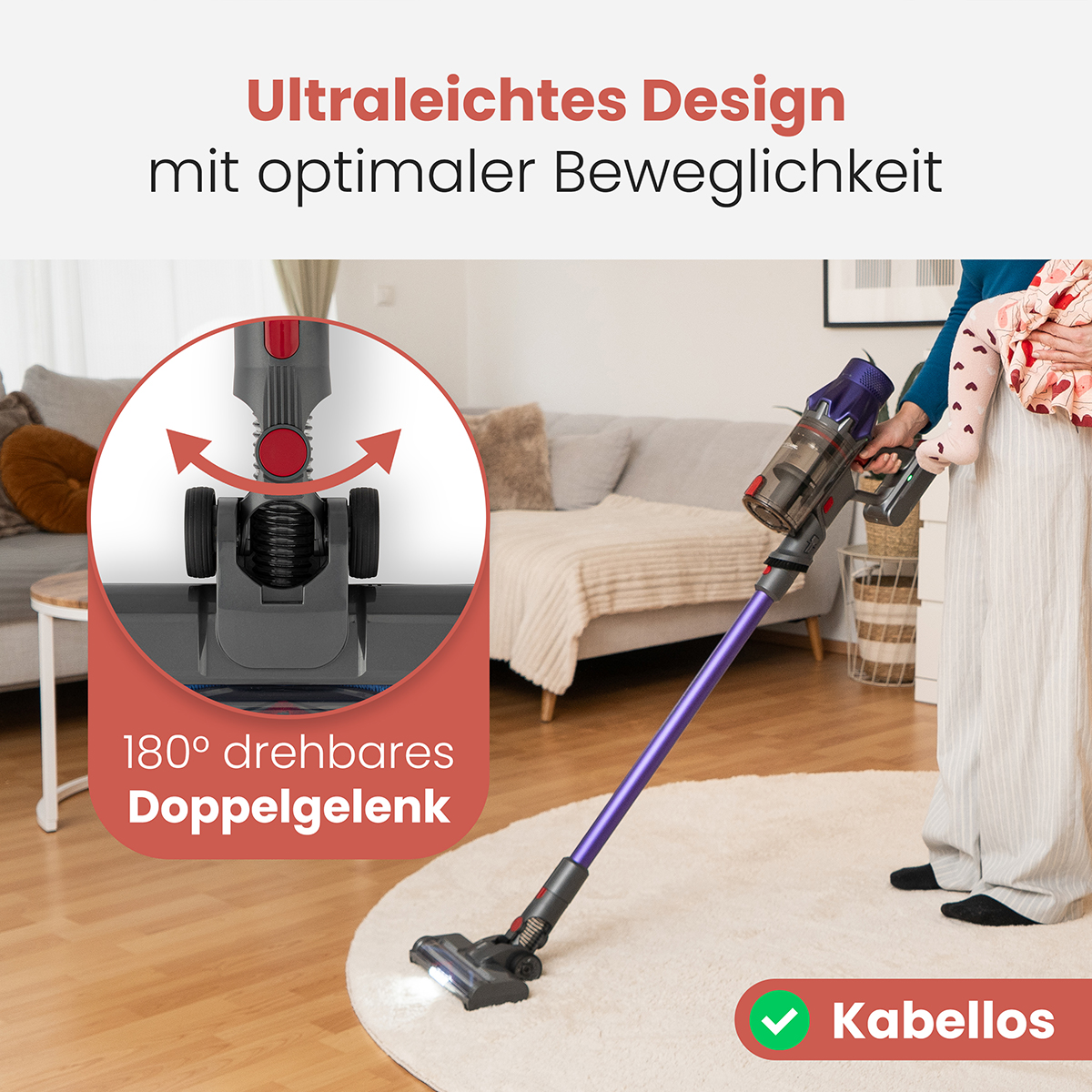 Ein Mensch hält einen lila Akku-Staubsauger in einem Wohnzimmer.