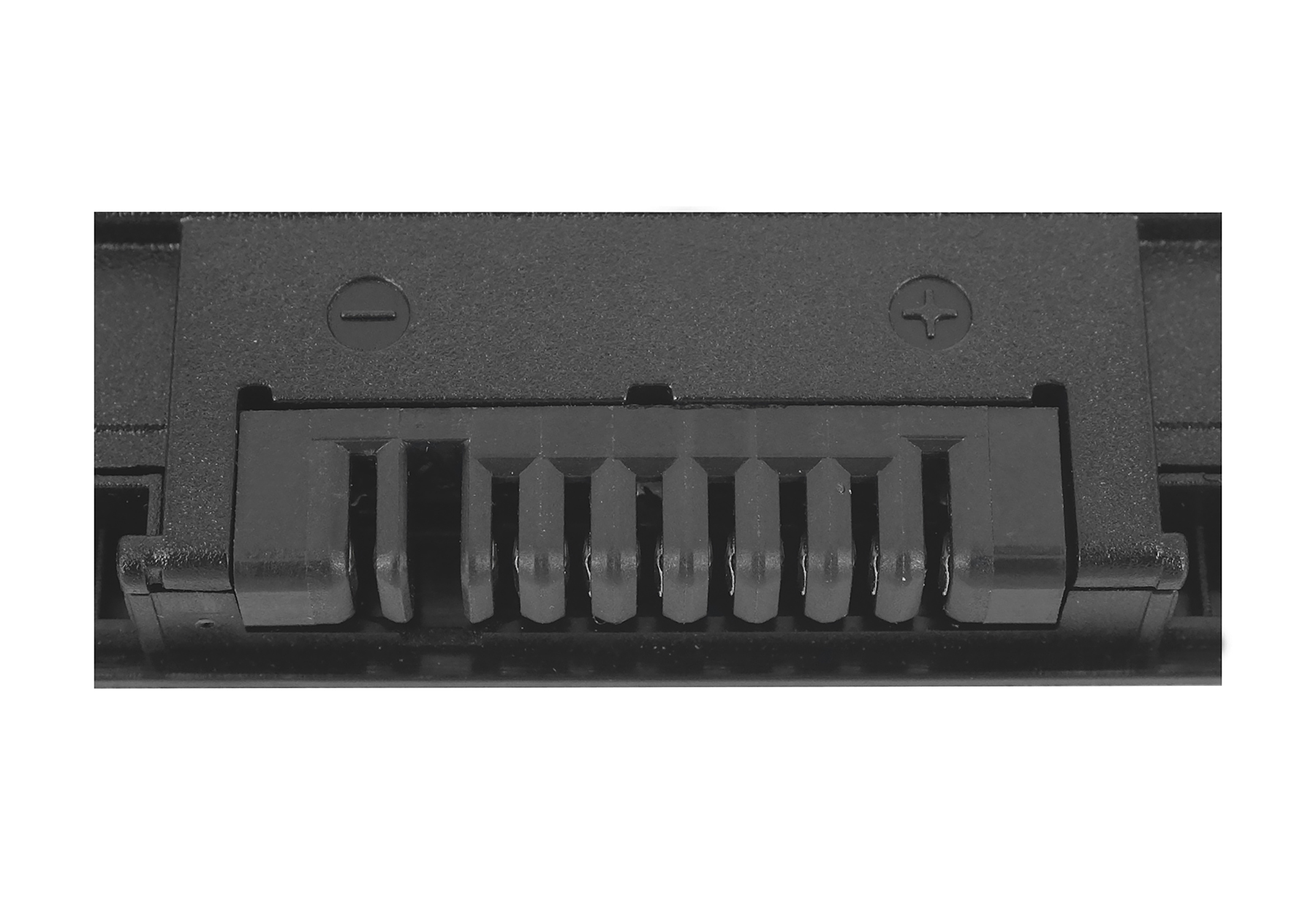 Nahaufnahme eines schwarzen Batteriesteckers mit mehreren Pins.