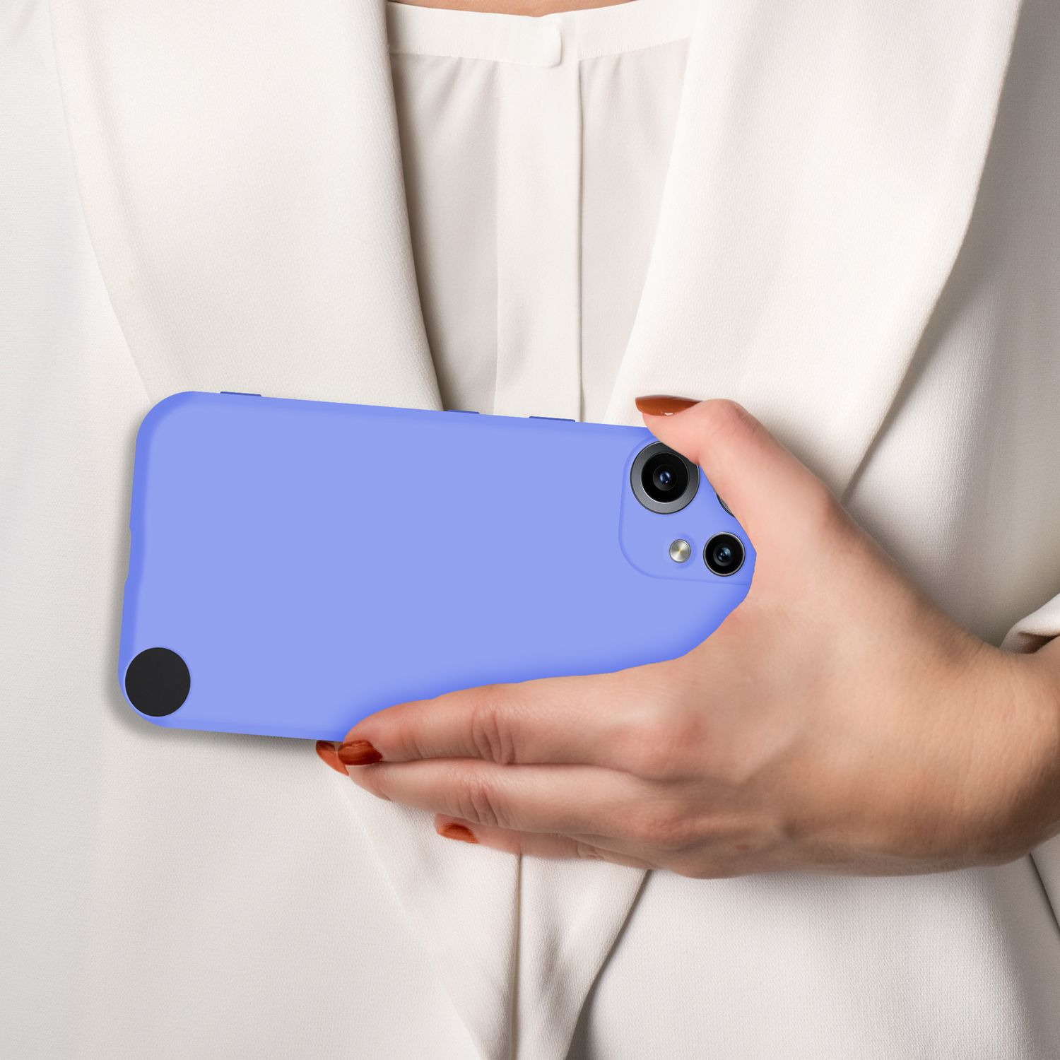 Eine Hand hält ein lila Smartphone vor einem weißen Blazer.