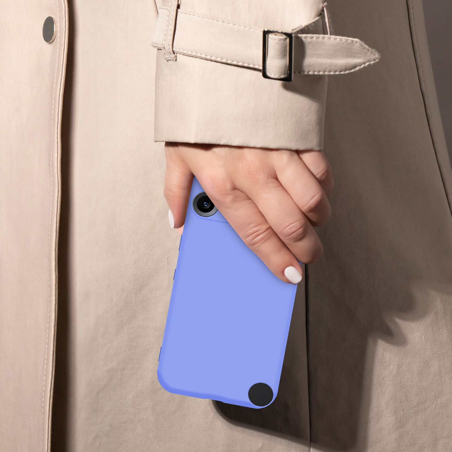Eine Hand hält ein lila Handy vor einem beigen Trenchcoat.