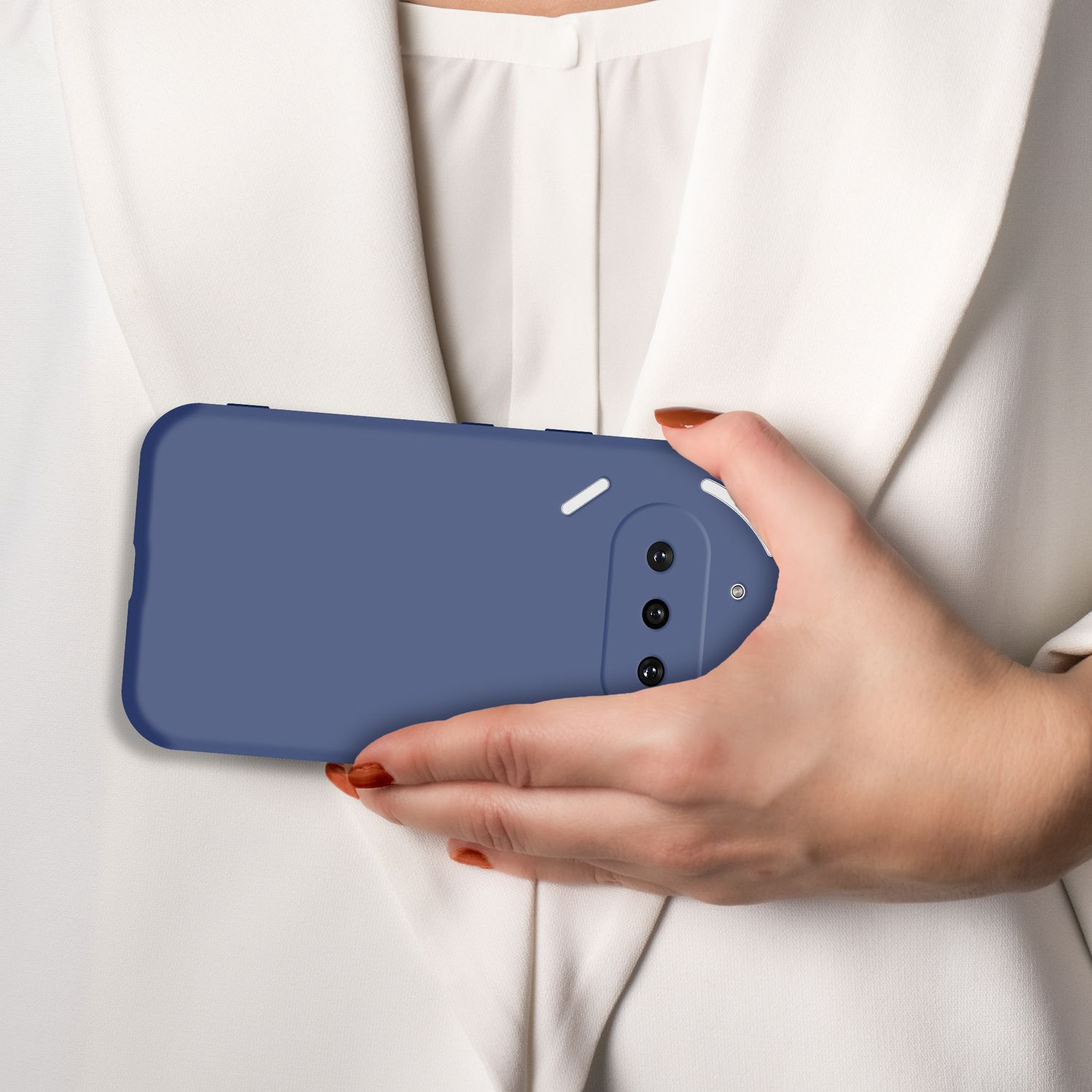Eine Hand hält ein blaues Handy vor einem weißen Hemd.
