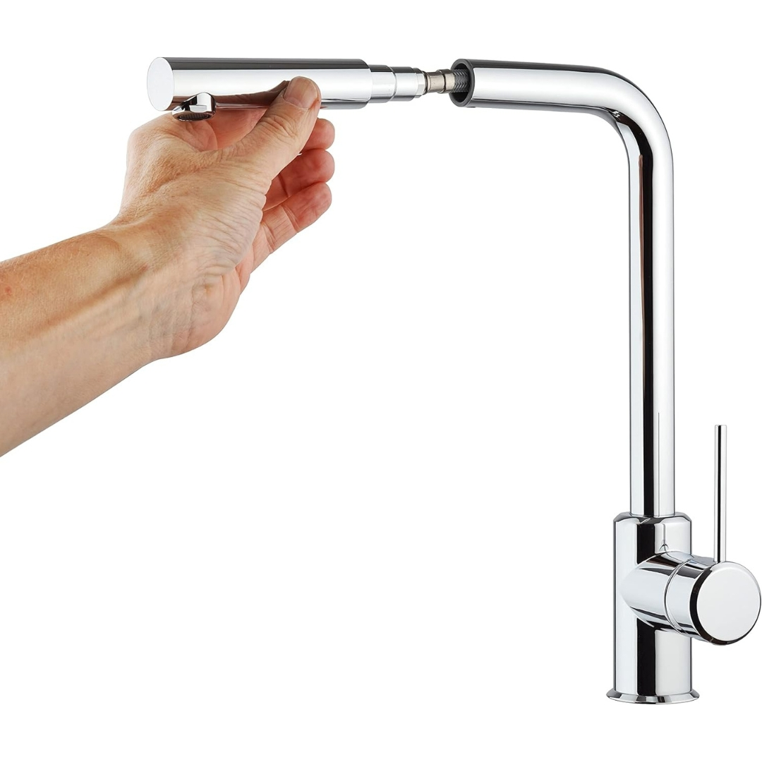 Una mano tiene la testa estraibile di un rubinetto cromato lucido.