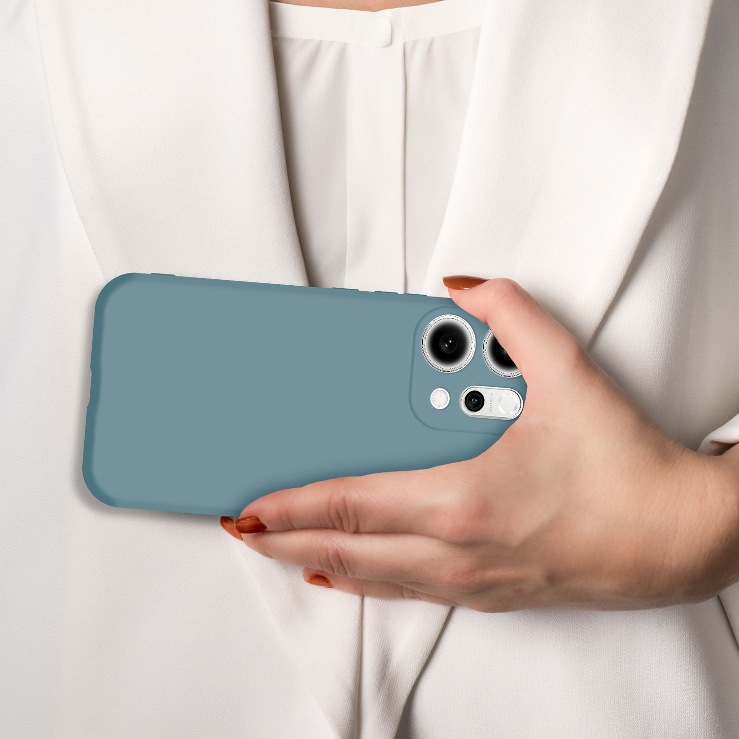 Eine Hand hält ein blaues Handy vor einem weißen Hemd.