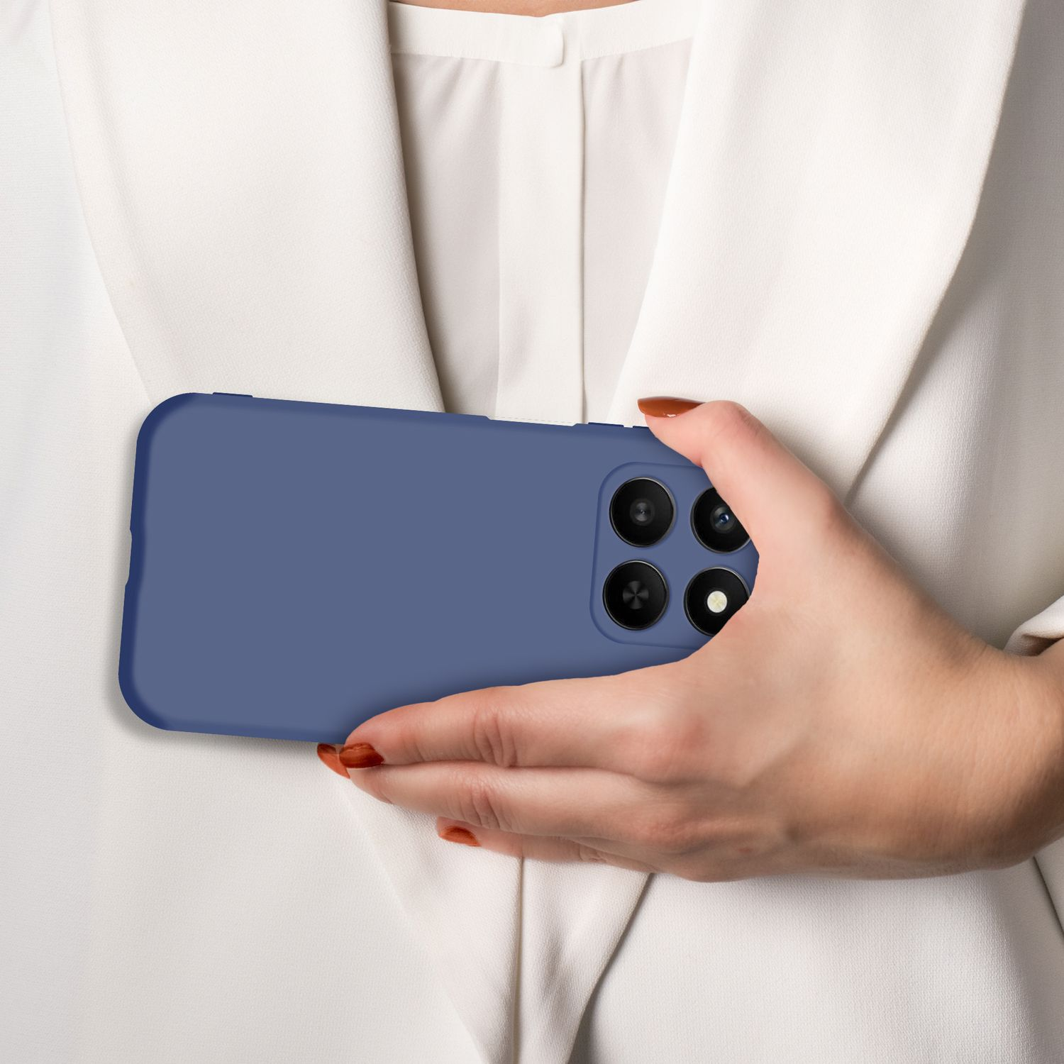 Eine Person in Weiß hält ein blaues Handy mit vier Kameras.