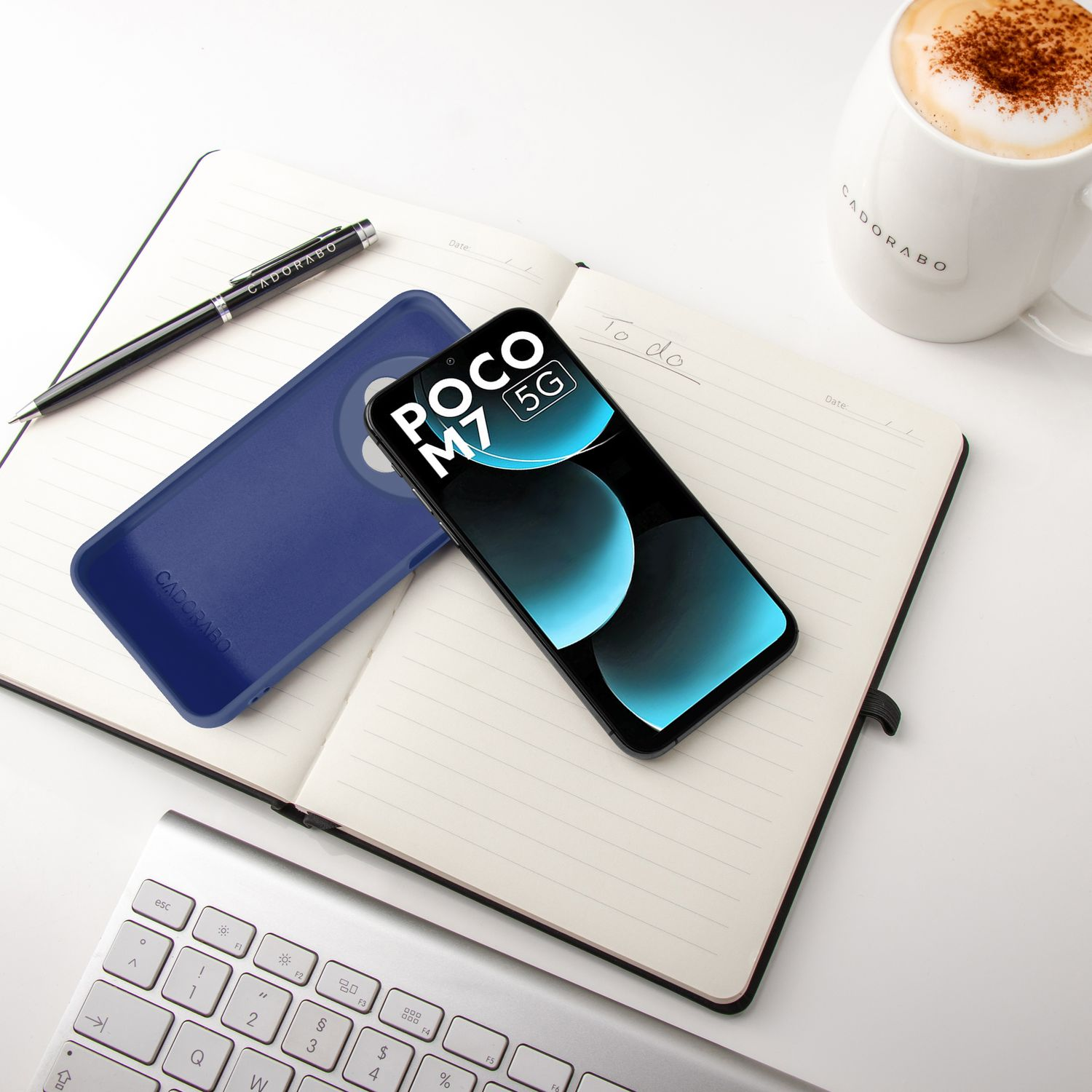 Ein Smartphone, Notizbuch, Stift, Hülle und Kaffee auf einem Schreibtisch.