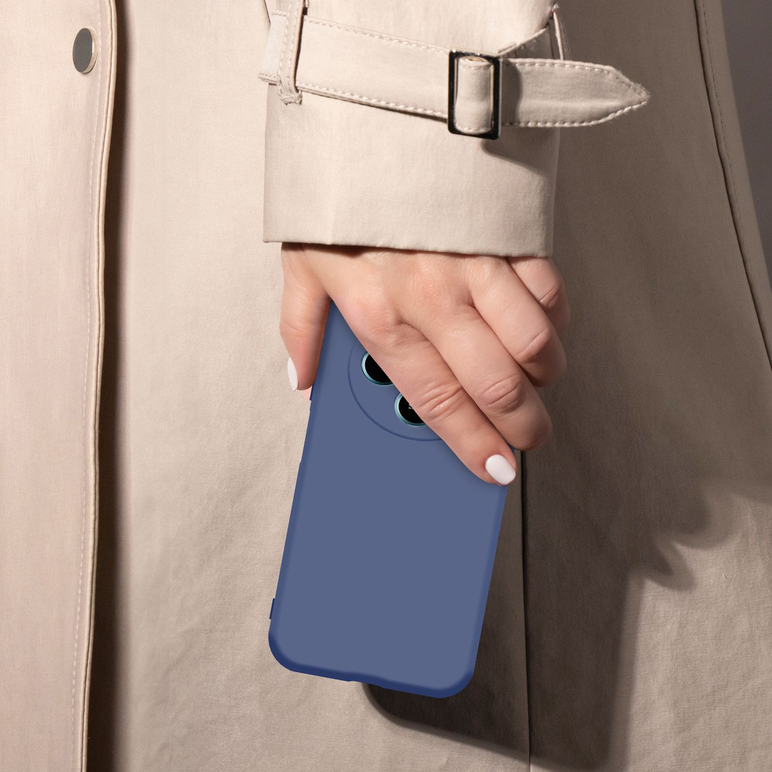 Eine Hand hält ein blaues Handy vor einem beigen Trenchcoat.