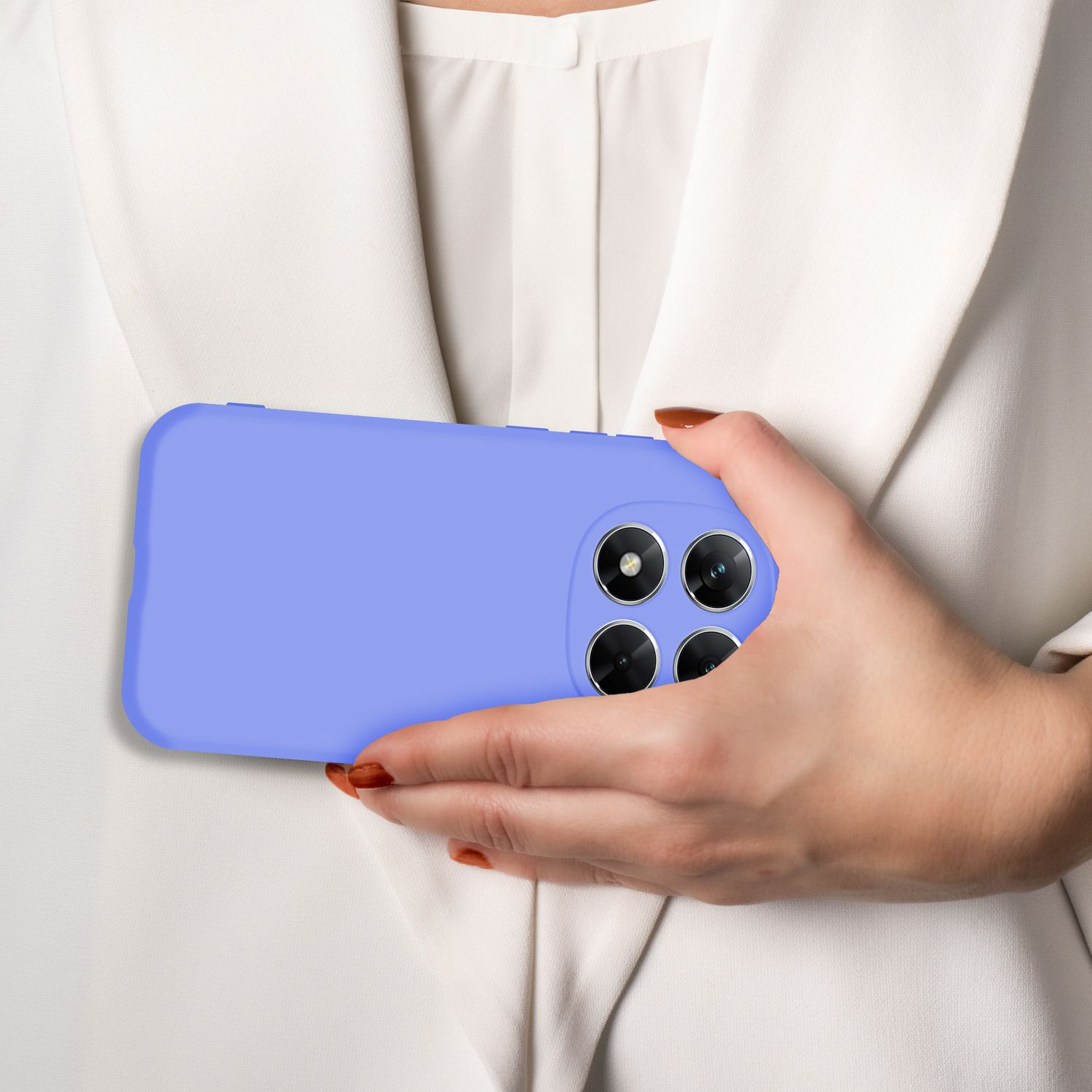 Eine Person in einem weißen Blazer hält ein lavendelfarbenes Handy mit vier Kameras.