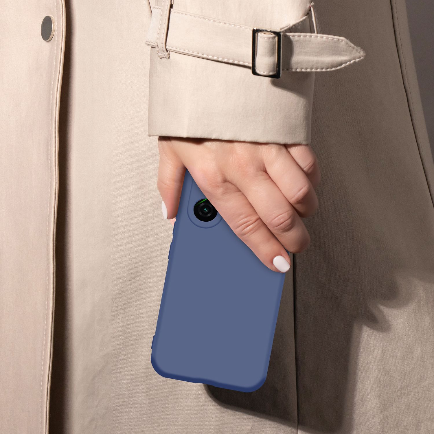 Eine Hand hält ein blaues Handy vor einem beigen Trenchcoat.
