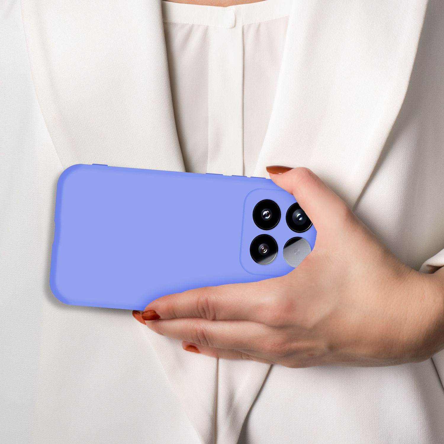 Eine Hand hält ein lilafarbenes Handy mit drei Kameralinsen vor einem weißen Hemd.