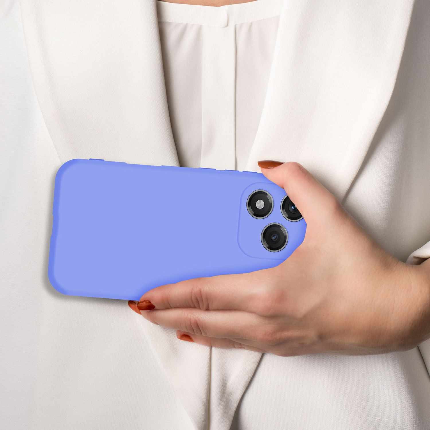 Eine Hand hält ein lila Handy vor einem weißen Hemd.
