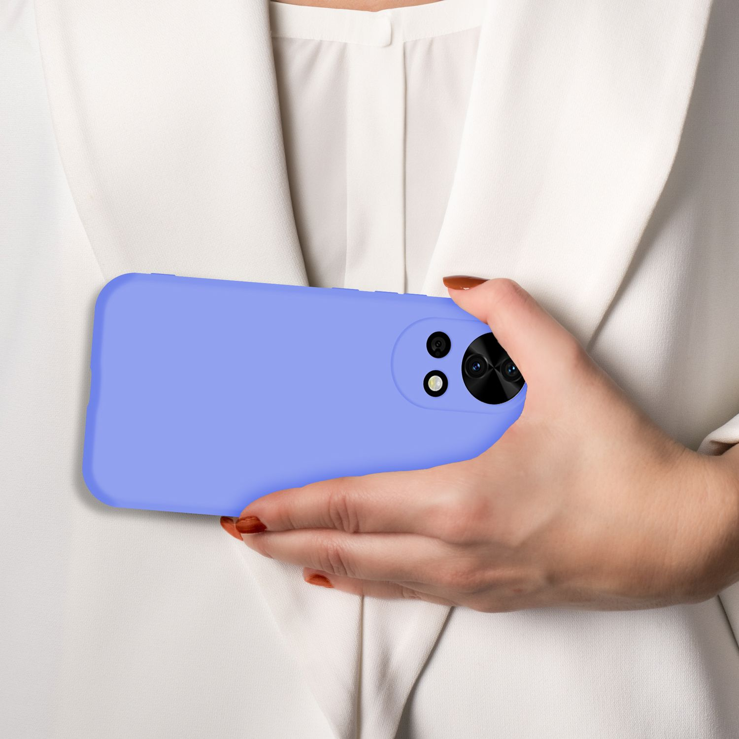 Eine Hand hält ein lilafarbenes Handy mit drei Kameras vor einem weißen Hemd.