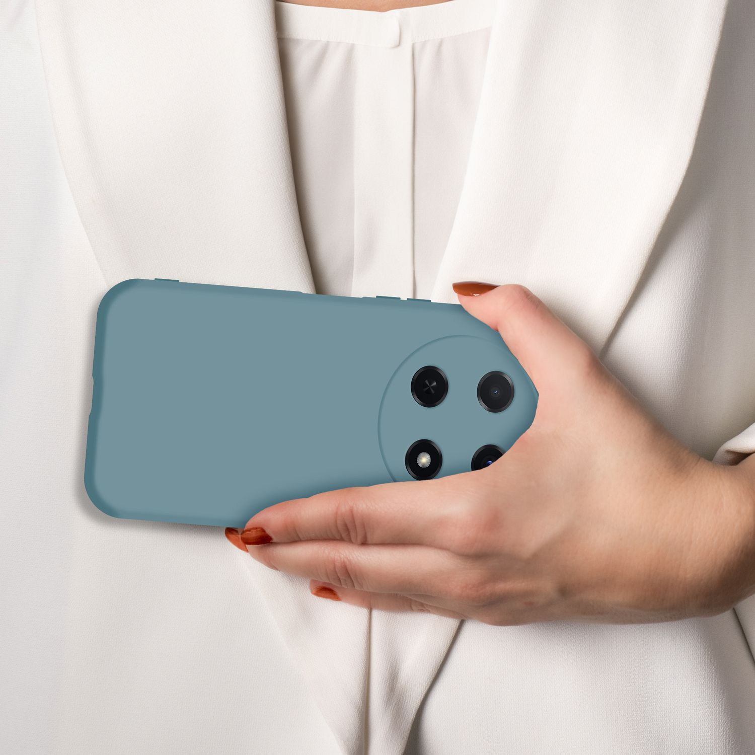 Blaue Handyhülle mit vier Kameras, gehalten von einer Hand.