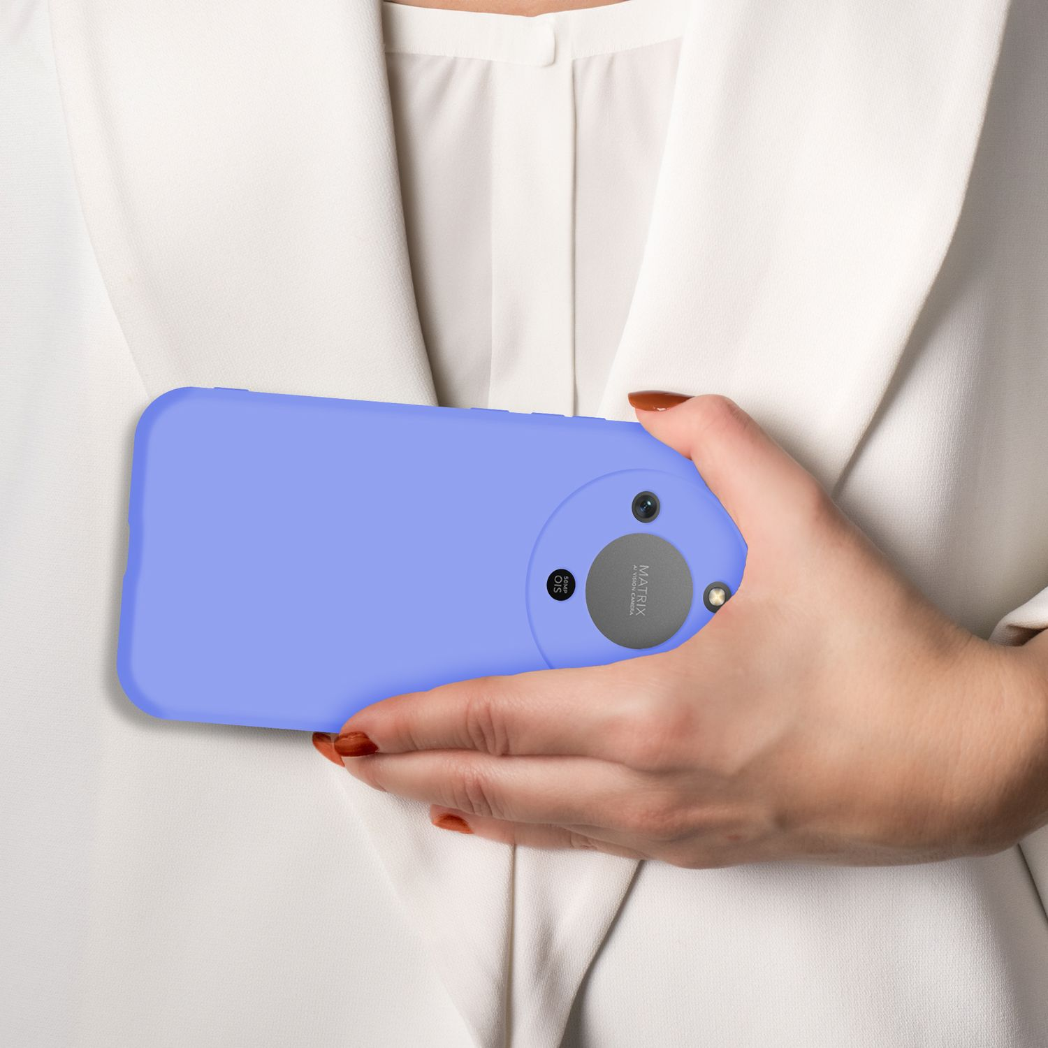 Eine Hand hält ein hellblaues Smartphone mit dreifacher Kamera vor einem weißen Blazer.