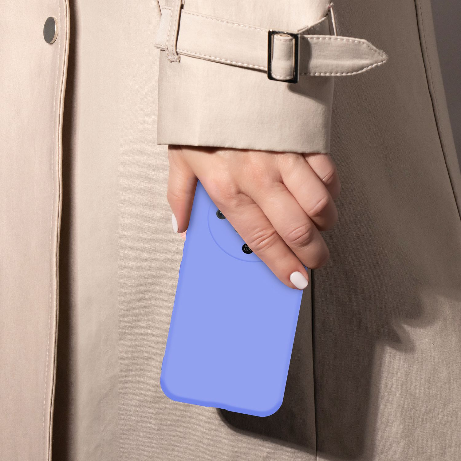 Eine Hand hält ein lilafarbenes Smartphone vor einem beigen Trenchcoat.