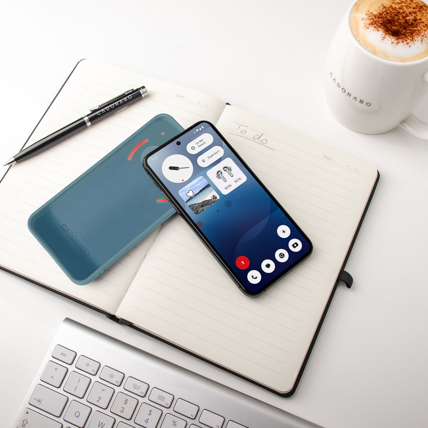 Ein Smartphone mit Benachrichtigungen liegt auf einem Notizbuch neben einer Kaffeetasse.