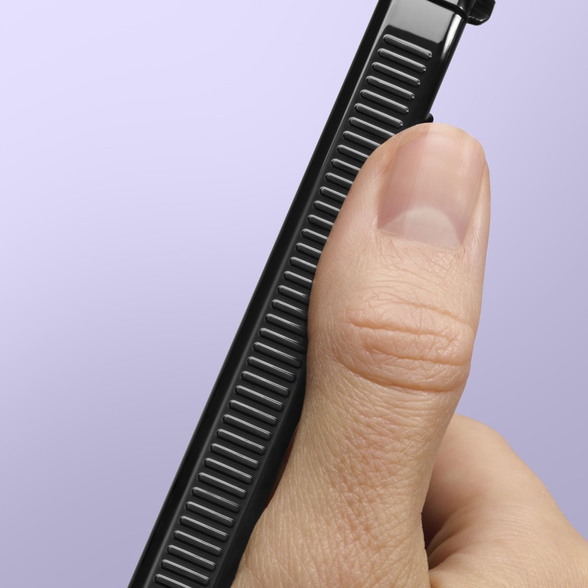 Daumen drückt auf schwarzes, geriffeltes Smartphone-Gehäuse.