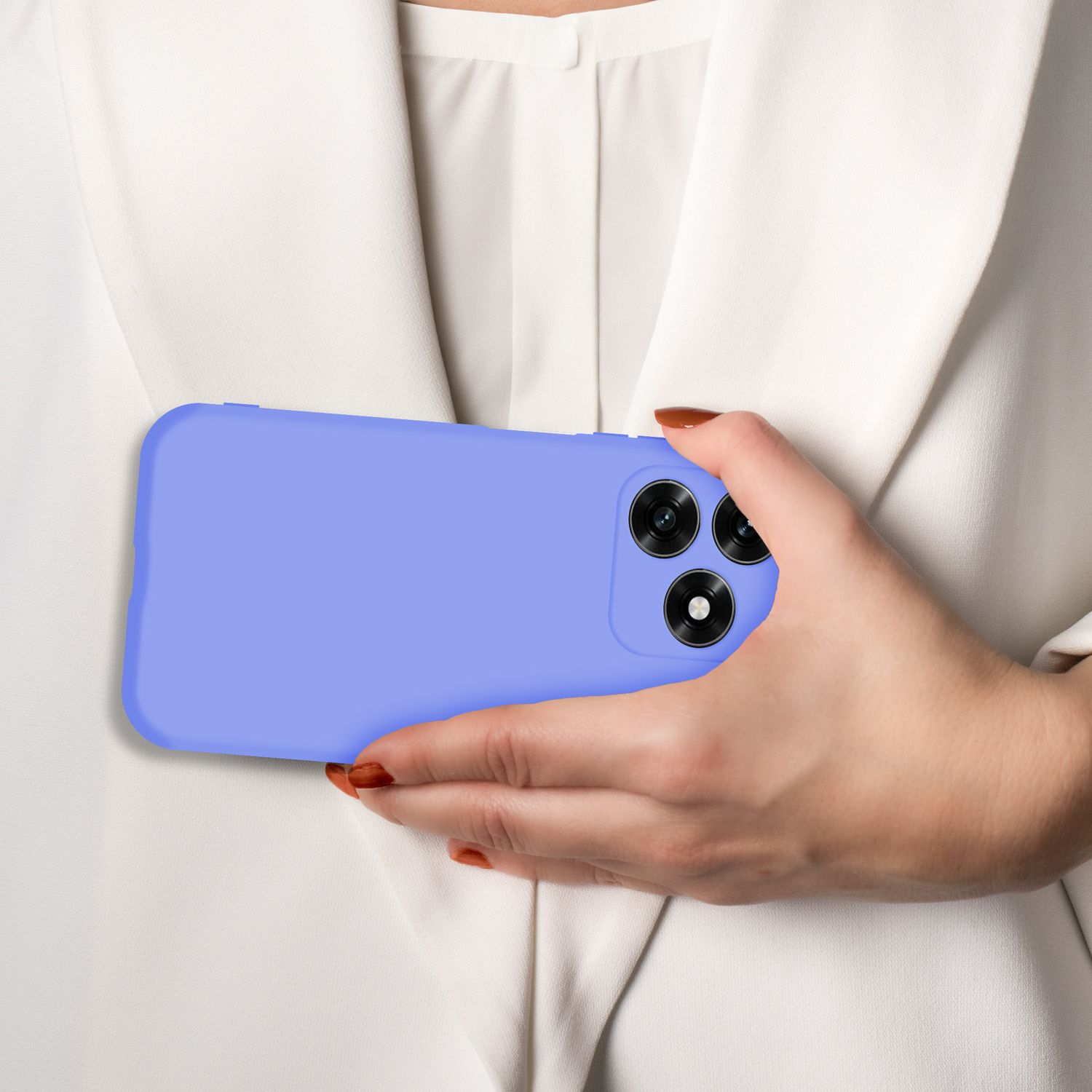 Eine Hand hält ein lila Smartphone vor einem weißen Blazer.