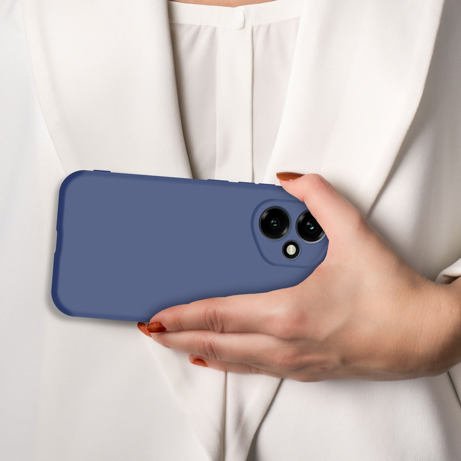 Eine Hand hält eine blaue Handyhülle mit Dual-Kamera. Weißer Blazer im Hintergrund.