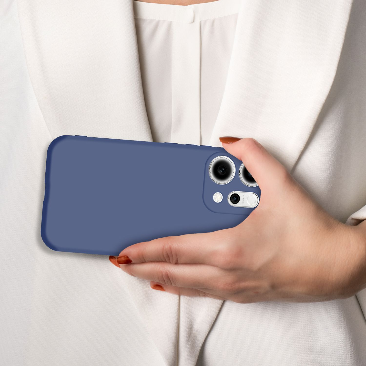 Eine Hand hält ein blaues Smartphone mit Kameramodul vor einem weißen Hemd.