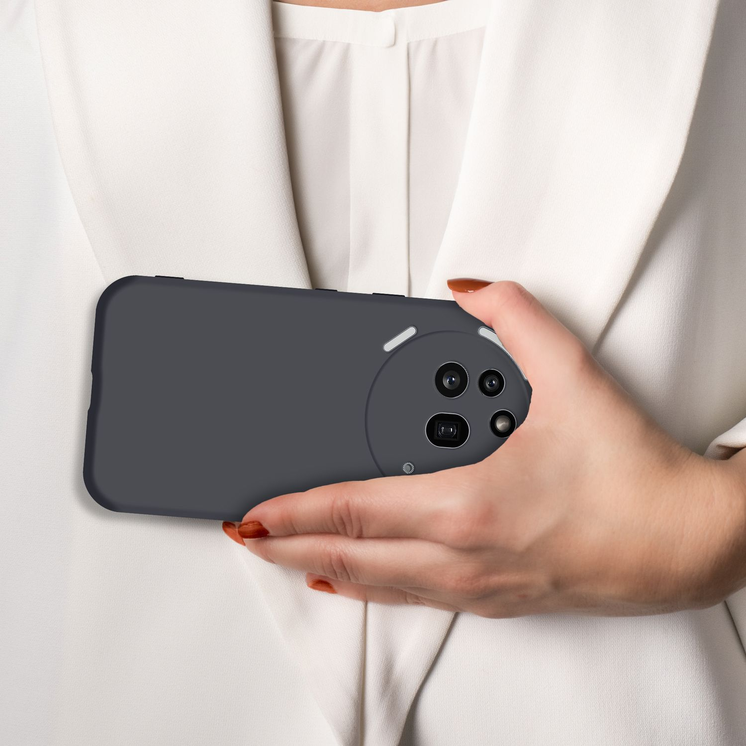 Eine Hand hält ein dunkles Smartphone mit vier Kameras auf der Rückseite.