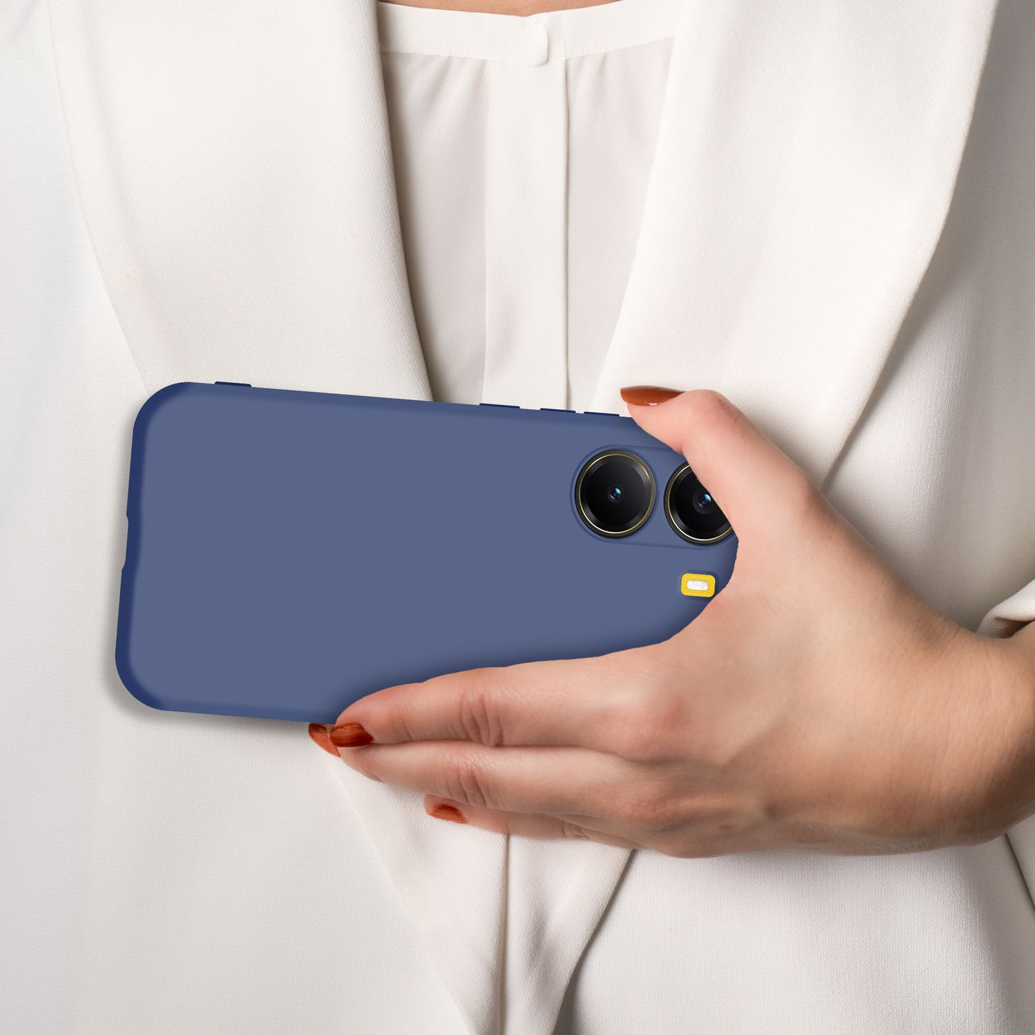 Eine Hand hält ein blaues Handy vor einem weißen Hemd.