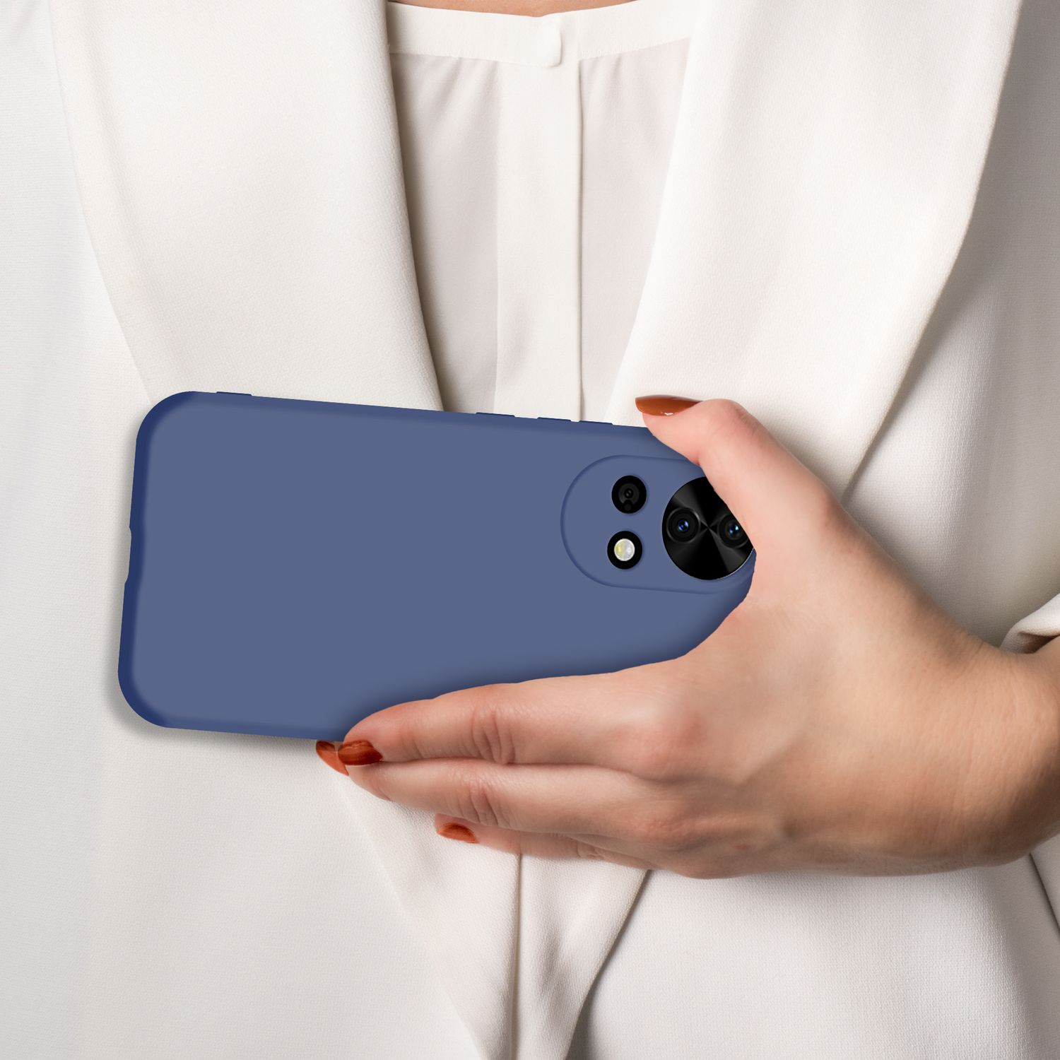 Eine Hand hält ein blaues Handy mit Kameralinse in einer weißen Bluse.