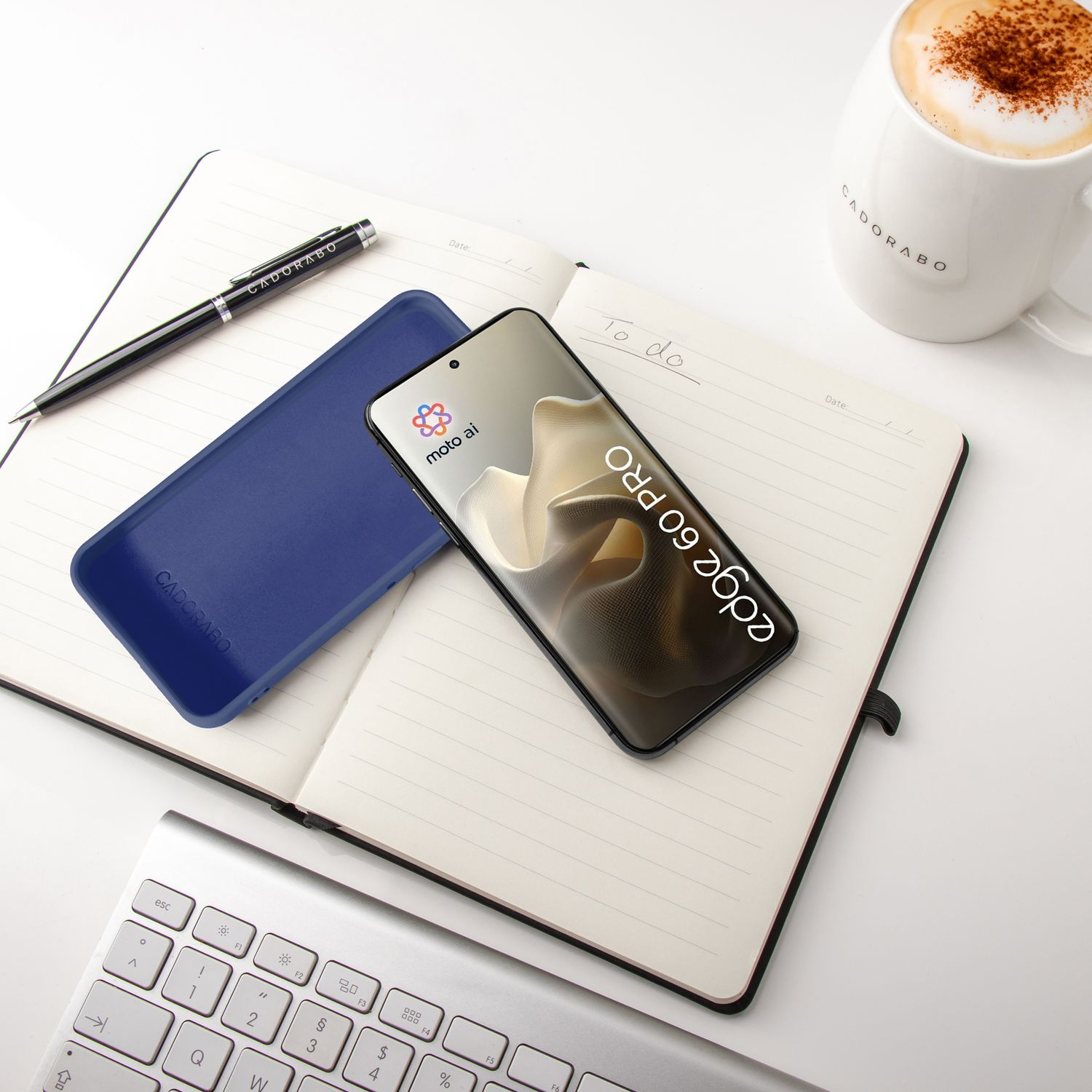 Ein Smartphone, Notizbuch, Stift, Tastatur und eine Kaffeetasse auf weißem Hintergrund.