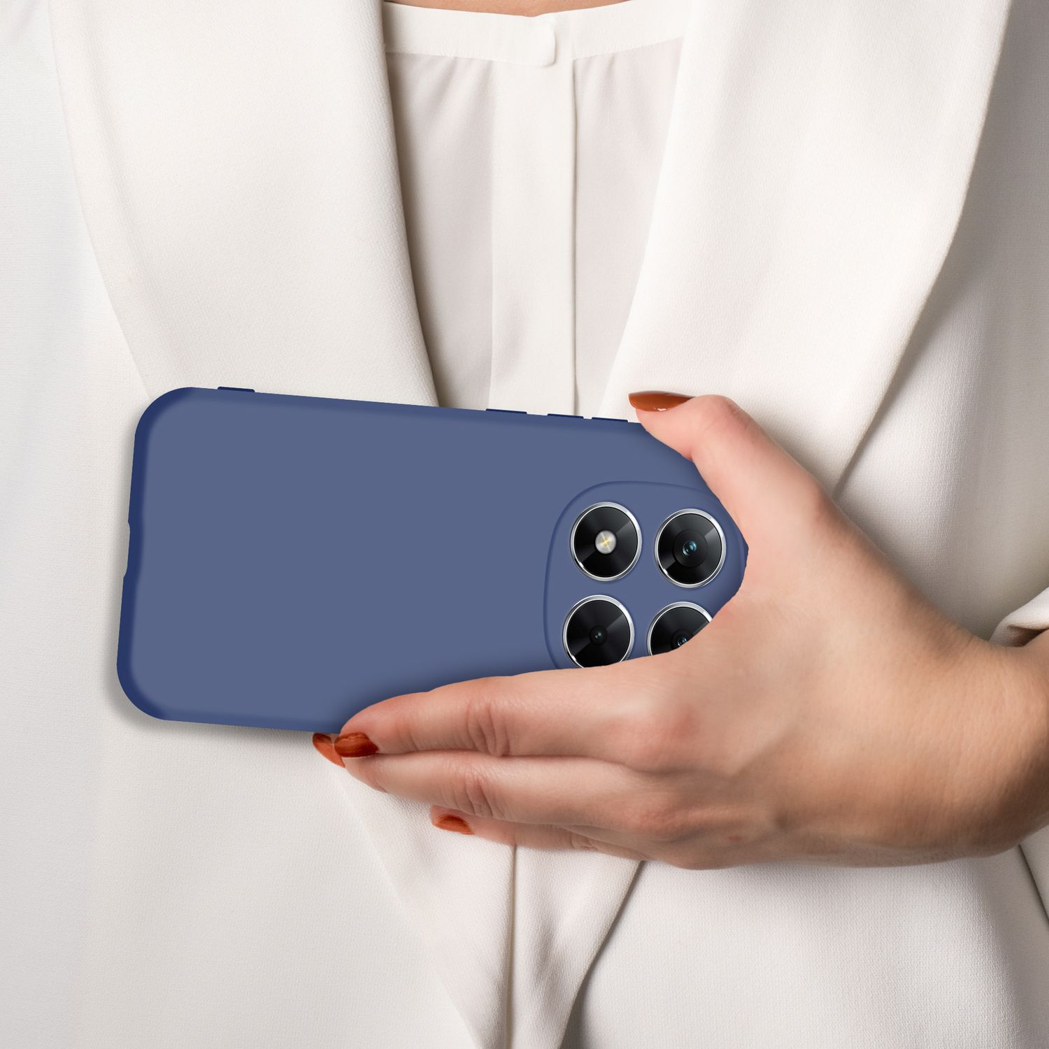 Eine Hand hält ein blaues Smartphone mit vier Kameras auf der Rückseite.