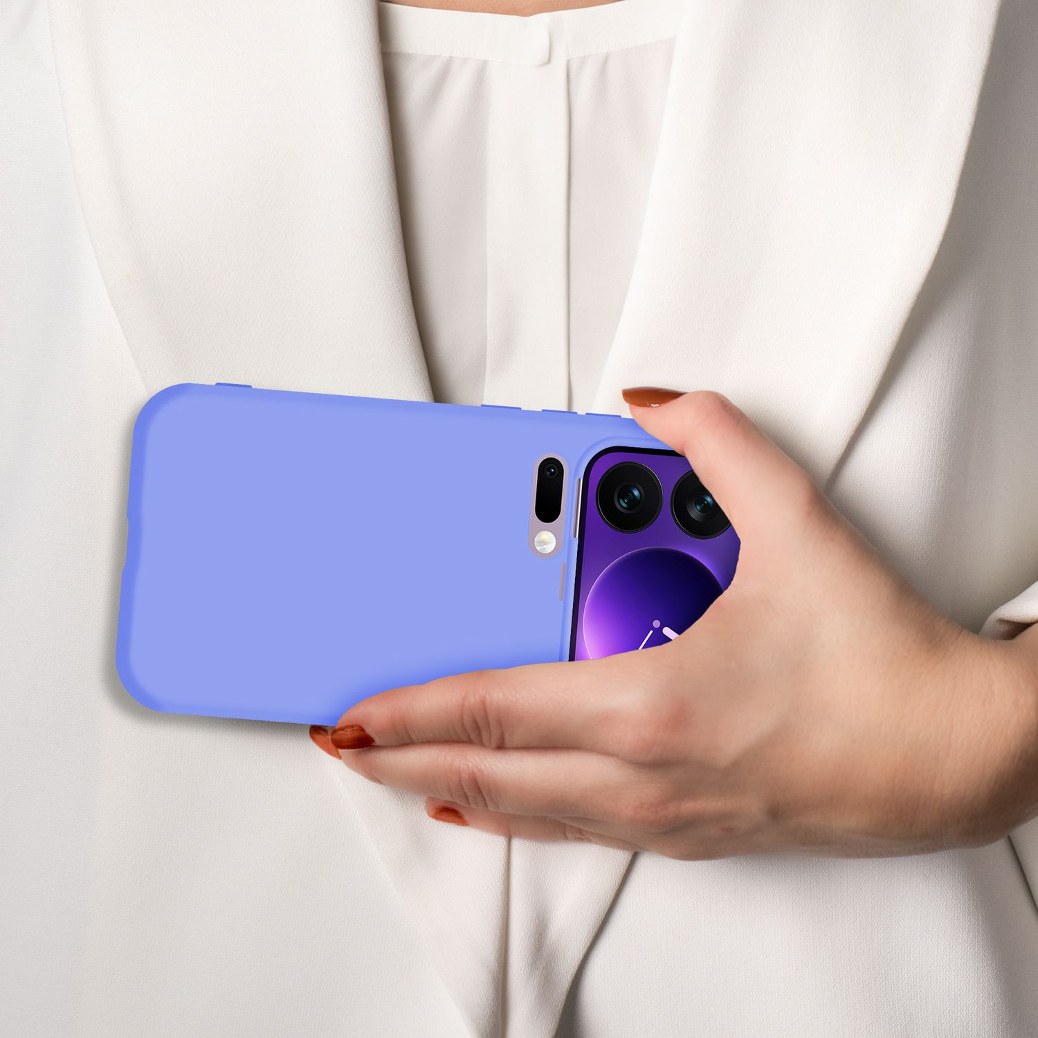Eine Hand hält ein hellblaues Handy mit Kamera vor einem weißen Hemd.