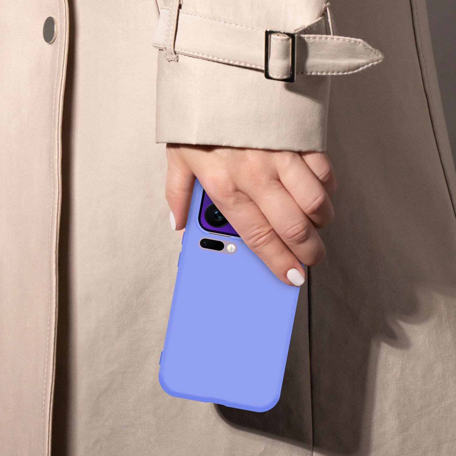 Eine Hand hält ein hellblaues Handy vor einem beigen Trenchcoat.