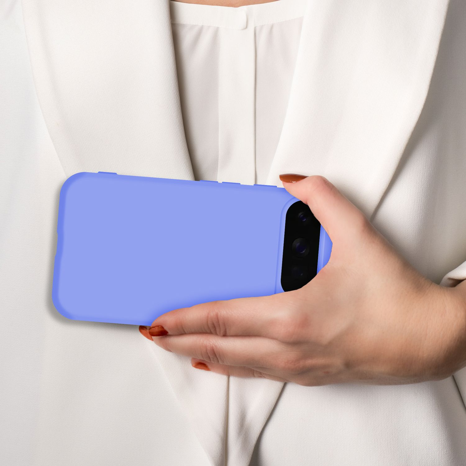 Eine Hand in einem weißen Blazer hält eine blaue Handyhülle mit Kamerausschnitt.