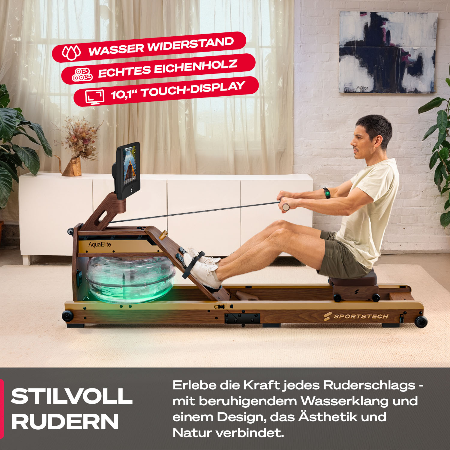 Mann rudert auf einem Holz-Ergometer mit Wassertank und Touchscreen.