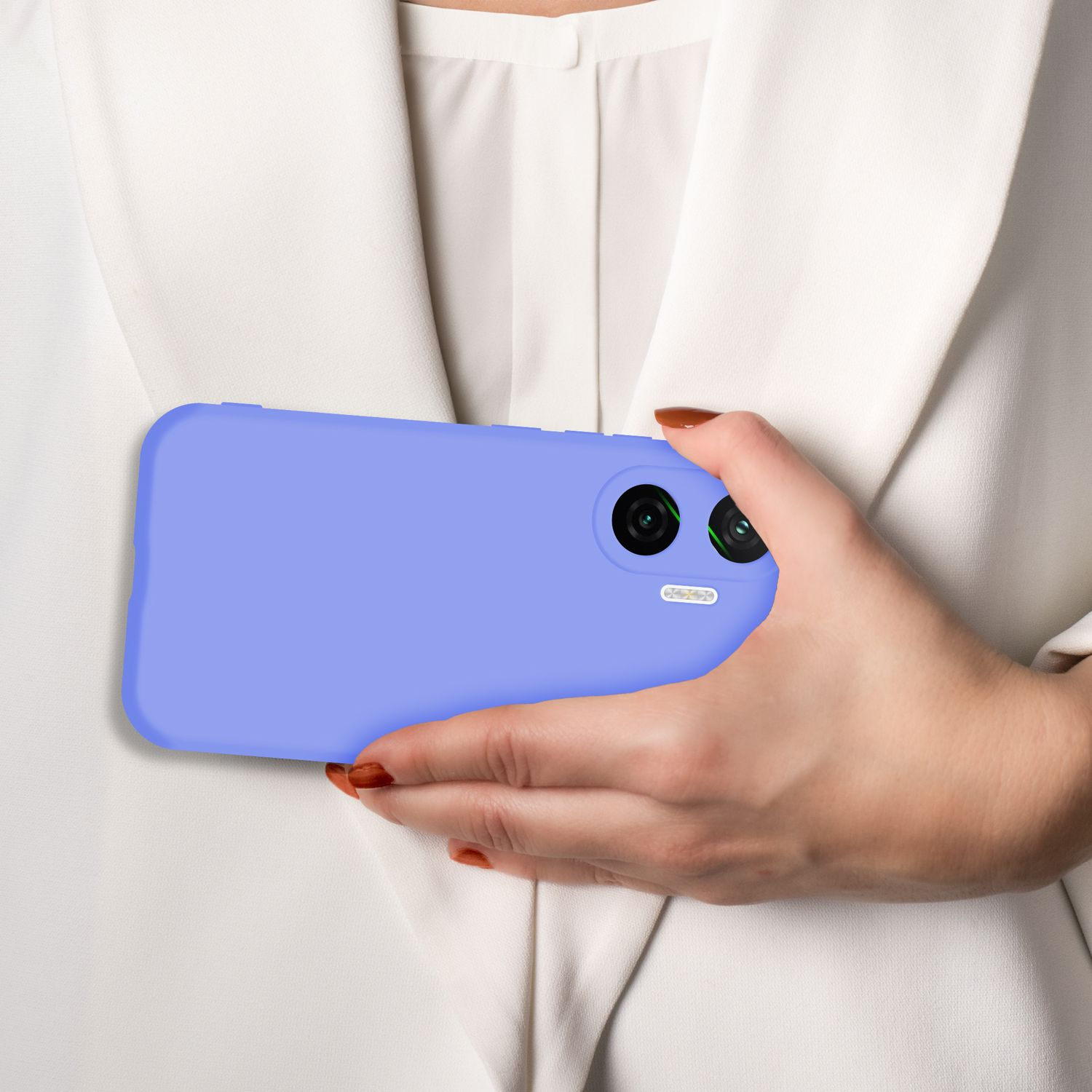 Eine Hand hält ein hellblaues Handy vor einem weißen Hemd.