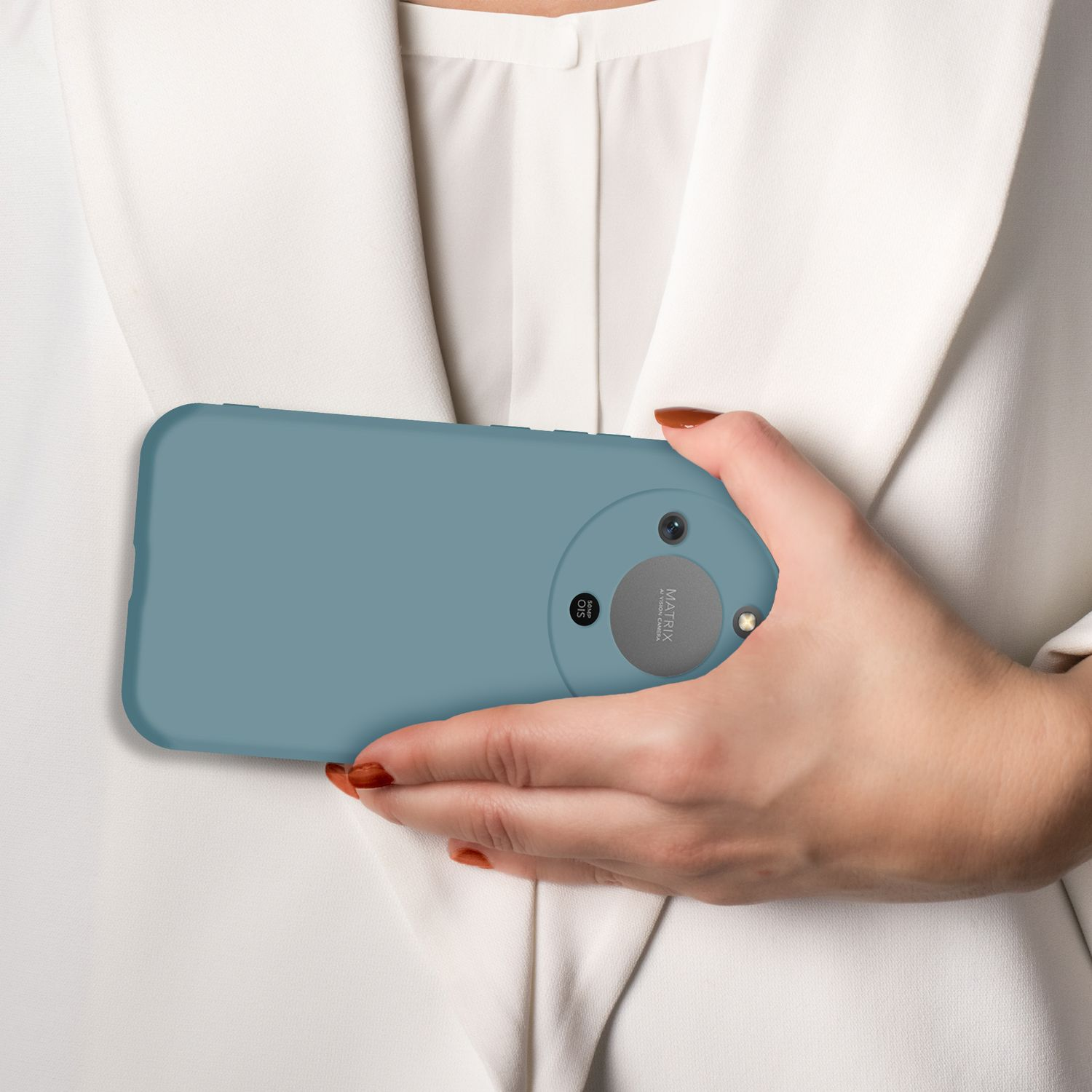 Eine Person hält eine blaue Handyhülle mit Kameramodul vor einem weißen Hemd.