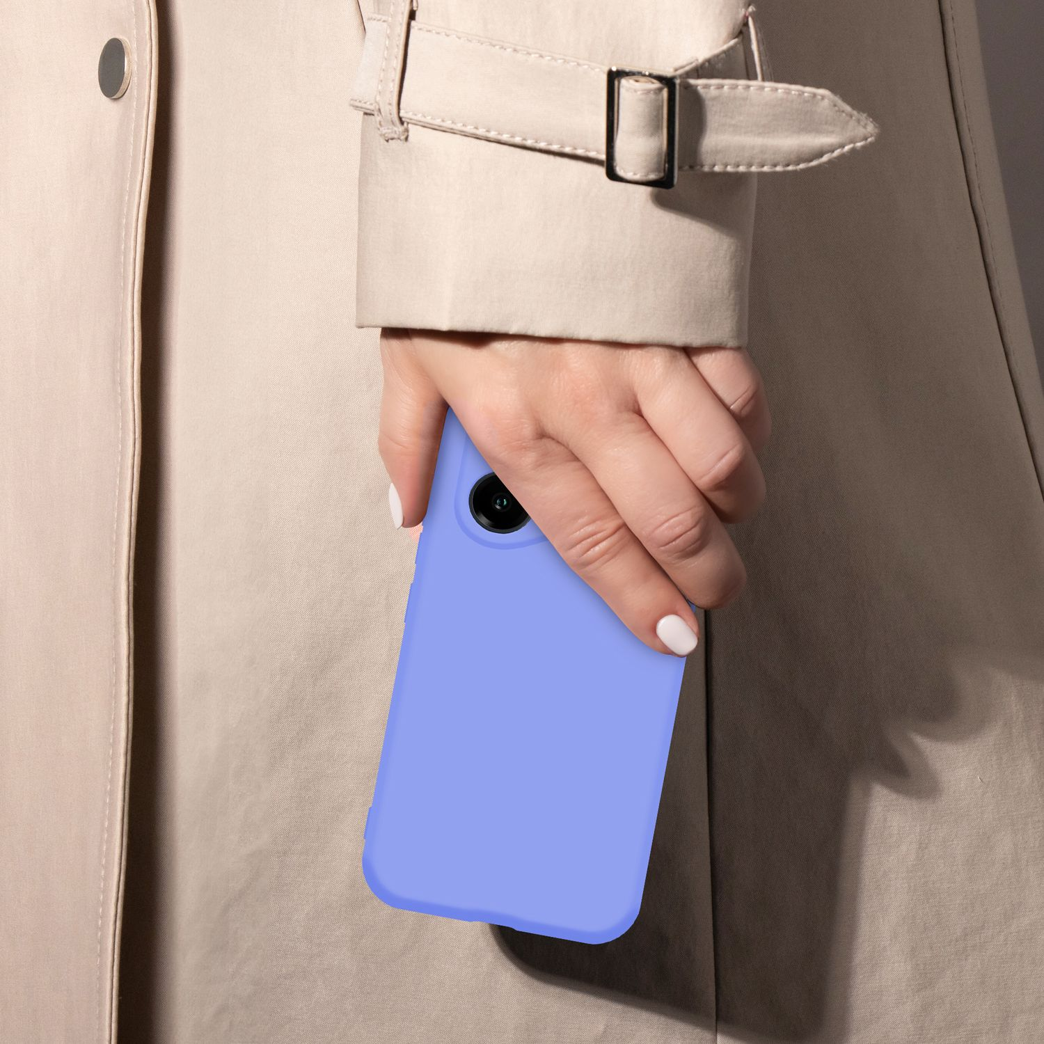 Eine Hand hält ein hellviolettes Smartphone vor einem beigefarbenen Trenchcoat.