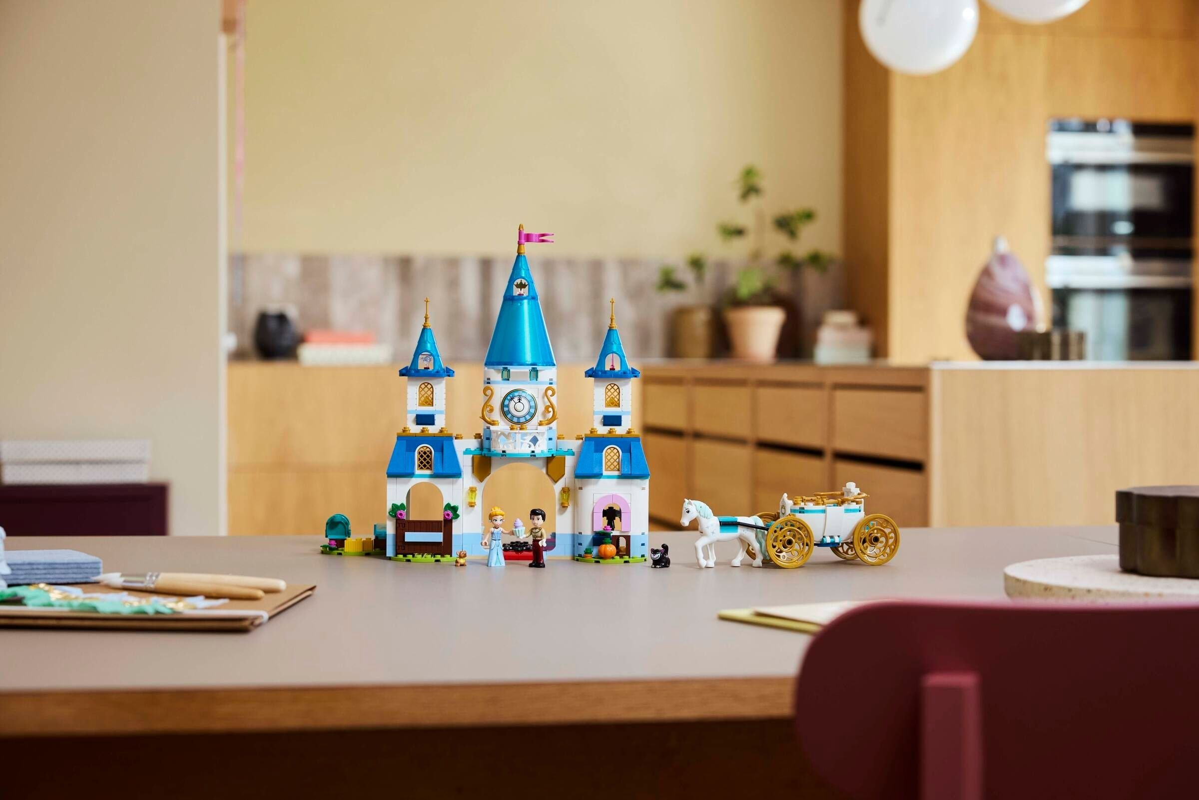 Ein Lego-Schloss mit Prinzessin, Prinz, Pferd und Kutsche.