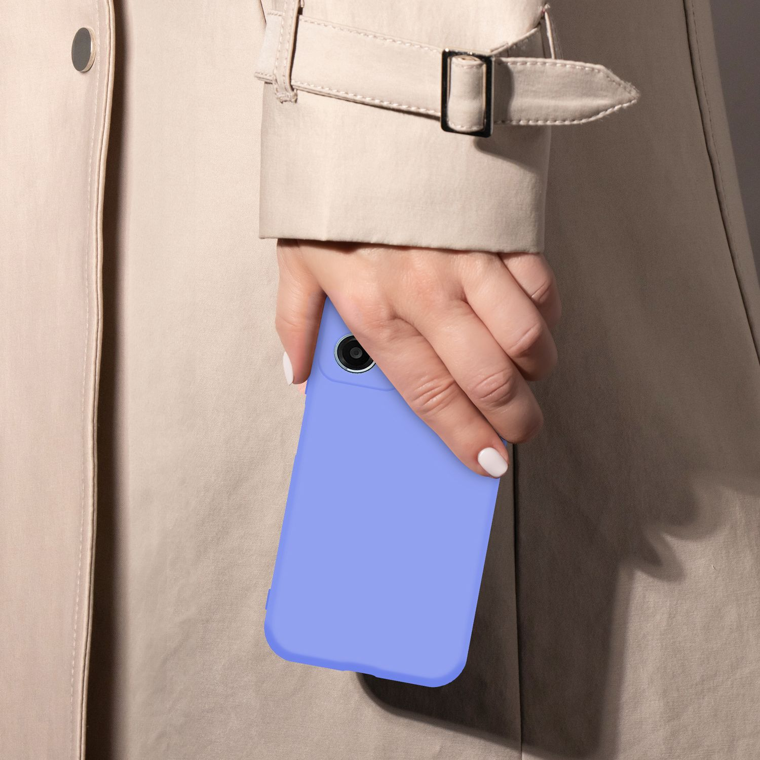 Eine Hand hält ein lilafarbenes Handy vor einem beigen Trenchcoat.