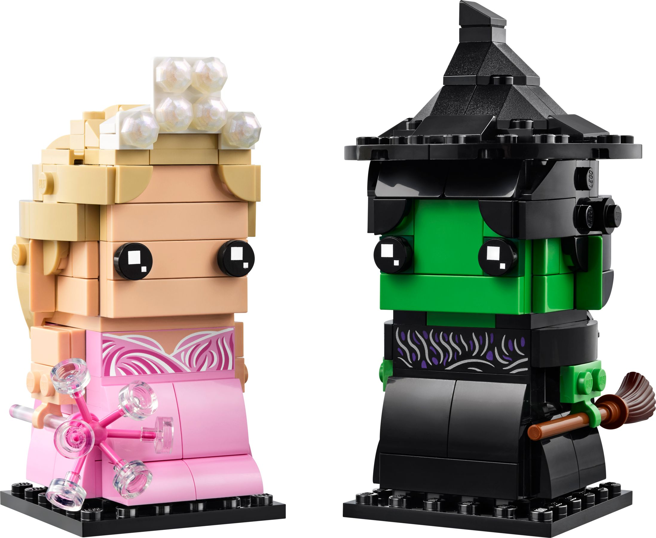 Zwei Lego-Figuren: eine Prinzessin in Rosa und eine grüne Hexe mit Besen.