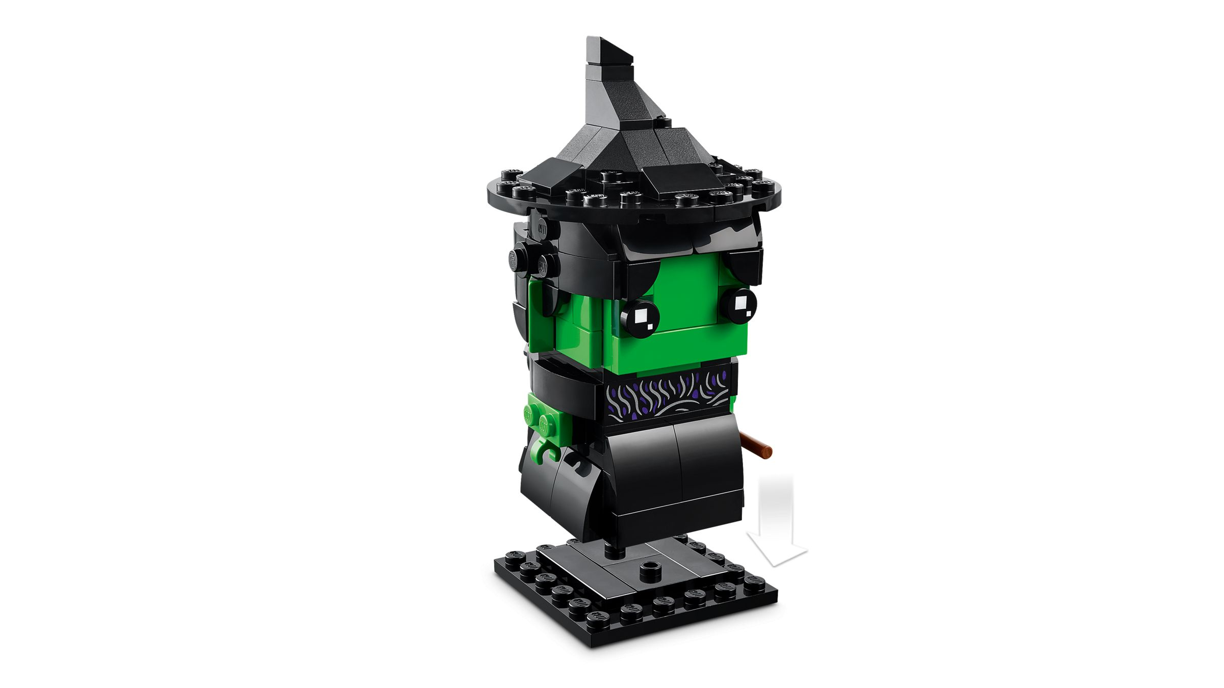 Ein grünes Lego-Hexen-Minifigurenmodell mit schwarzem Hut und Besen, auf einer schwarzen Platte stehend.