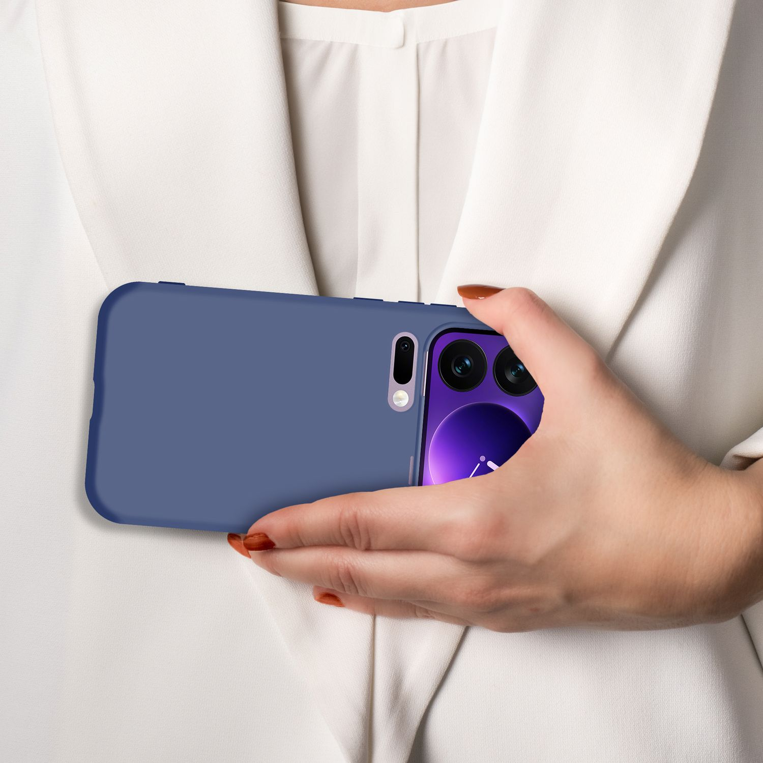 Eine Hand hält ein blaues Handy vor einem weißen Hemd. Das Handy hat eine Kamera.