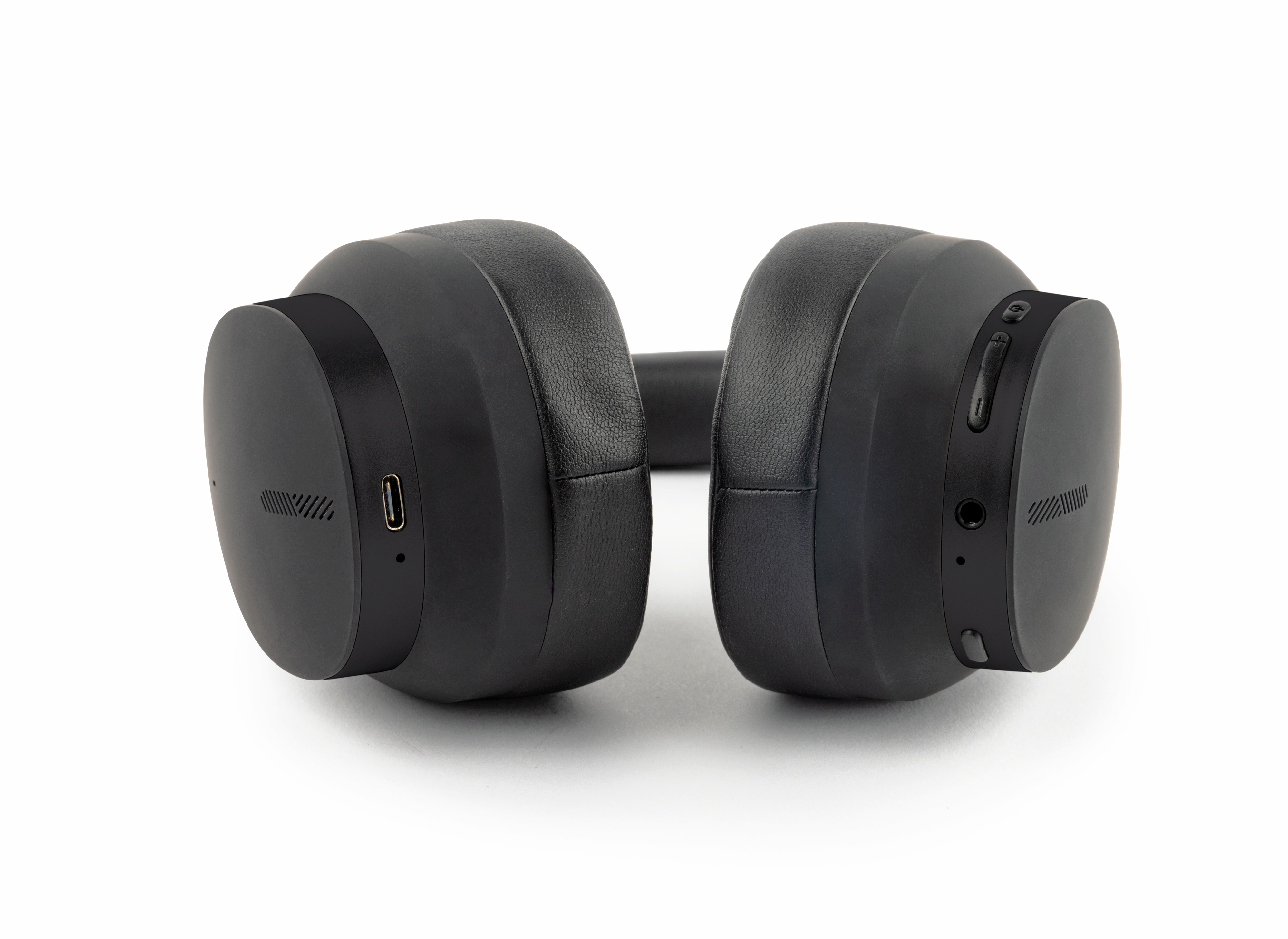 Schwarze Over-Ear-Kopfhörer mit Lederpolsterung, USB-C und Bedienelementen.
