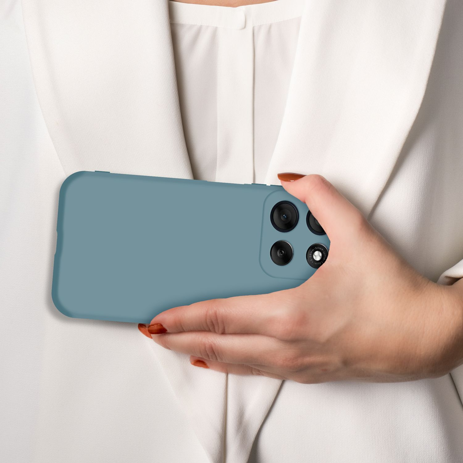 Eine Hand hält ein blaues Handy vor einem weißen Hemd.