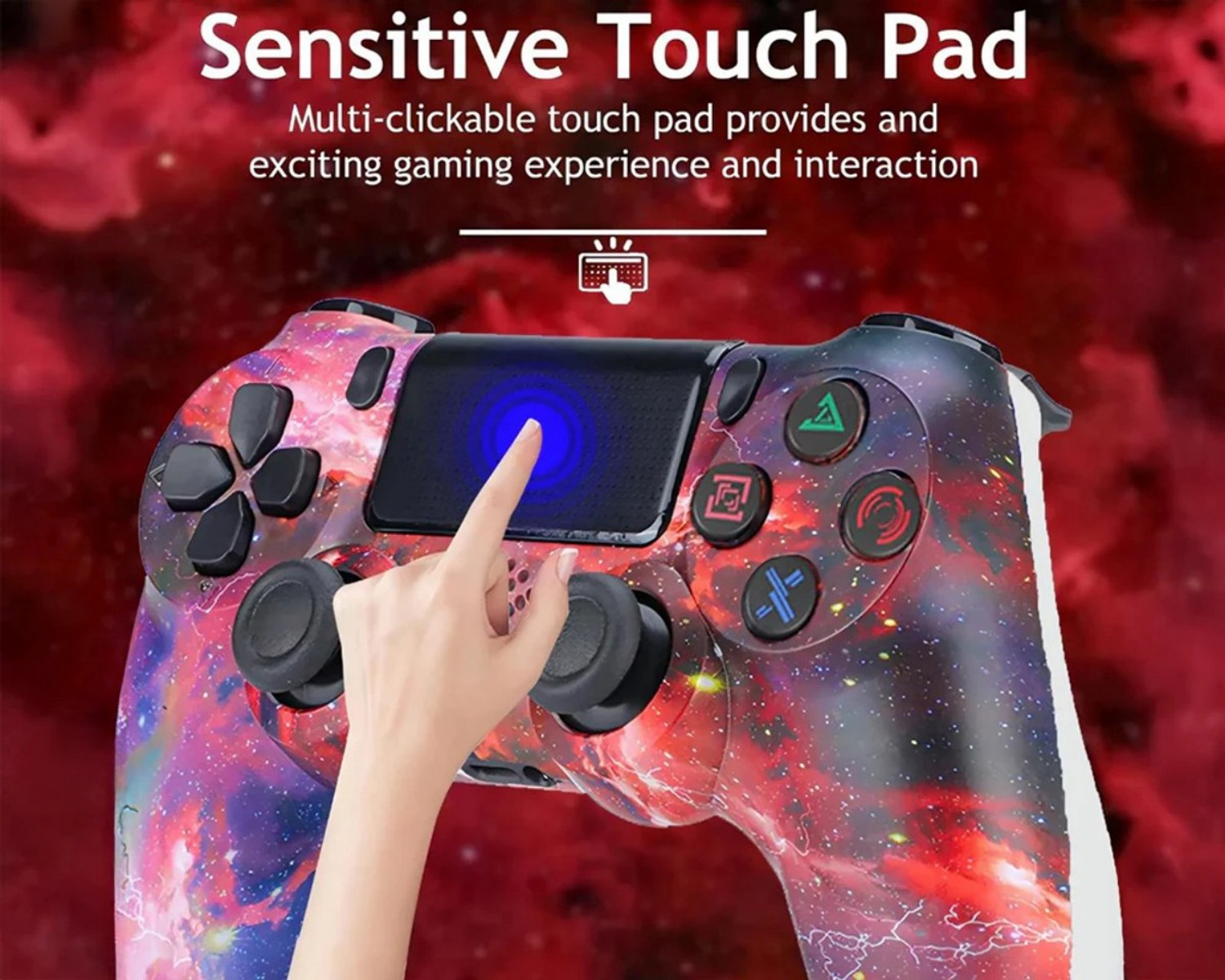 Ein Finger tippt auf das leuchtend blaue Touchpad eines Gamecontrollers mit Weltraumdesign.